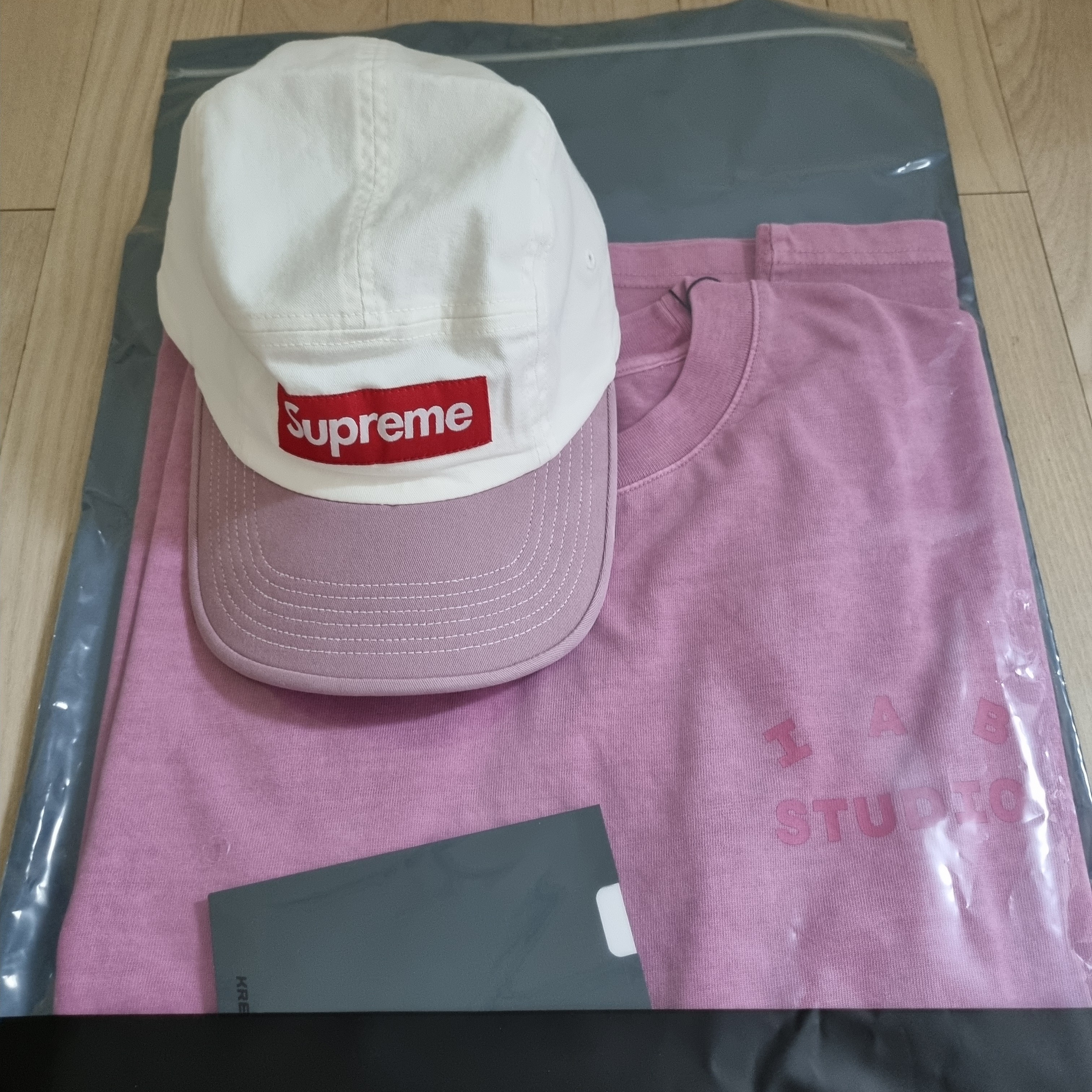 Supreme 2-Tone Twill Camp Cap White - 22SS, IAB Studio Pigment T-Shirt Magenta 착용 스타일