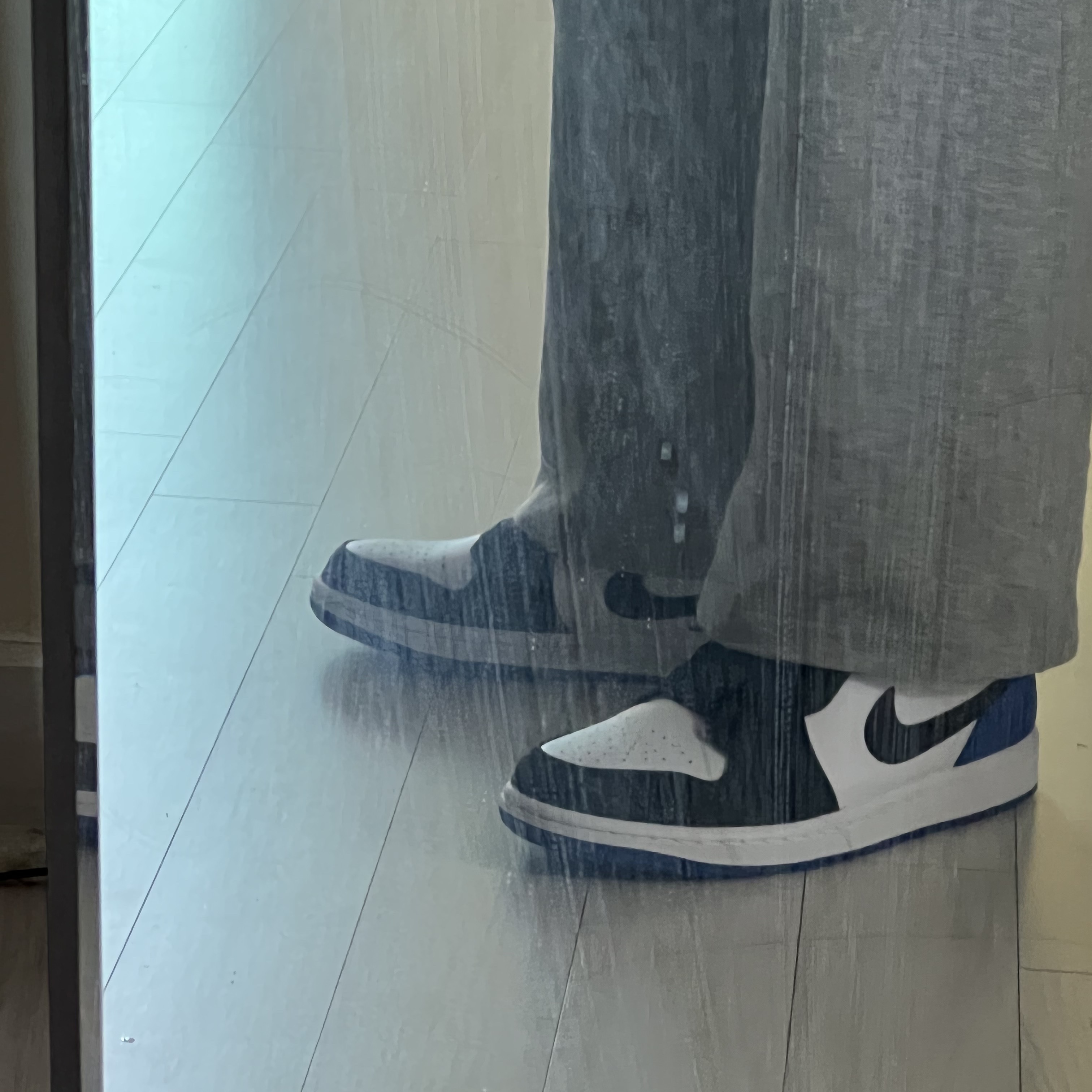 Jordan 1 Mid SE Hyper Royal 착용 스타일 - 2