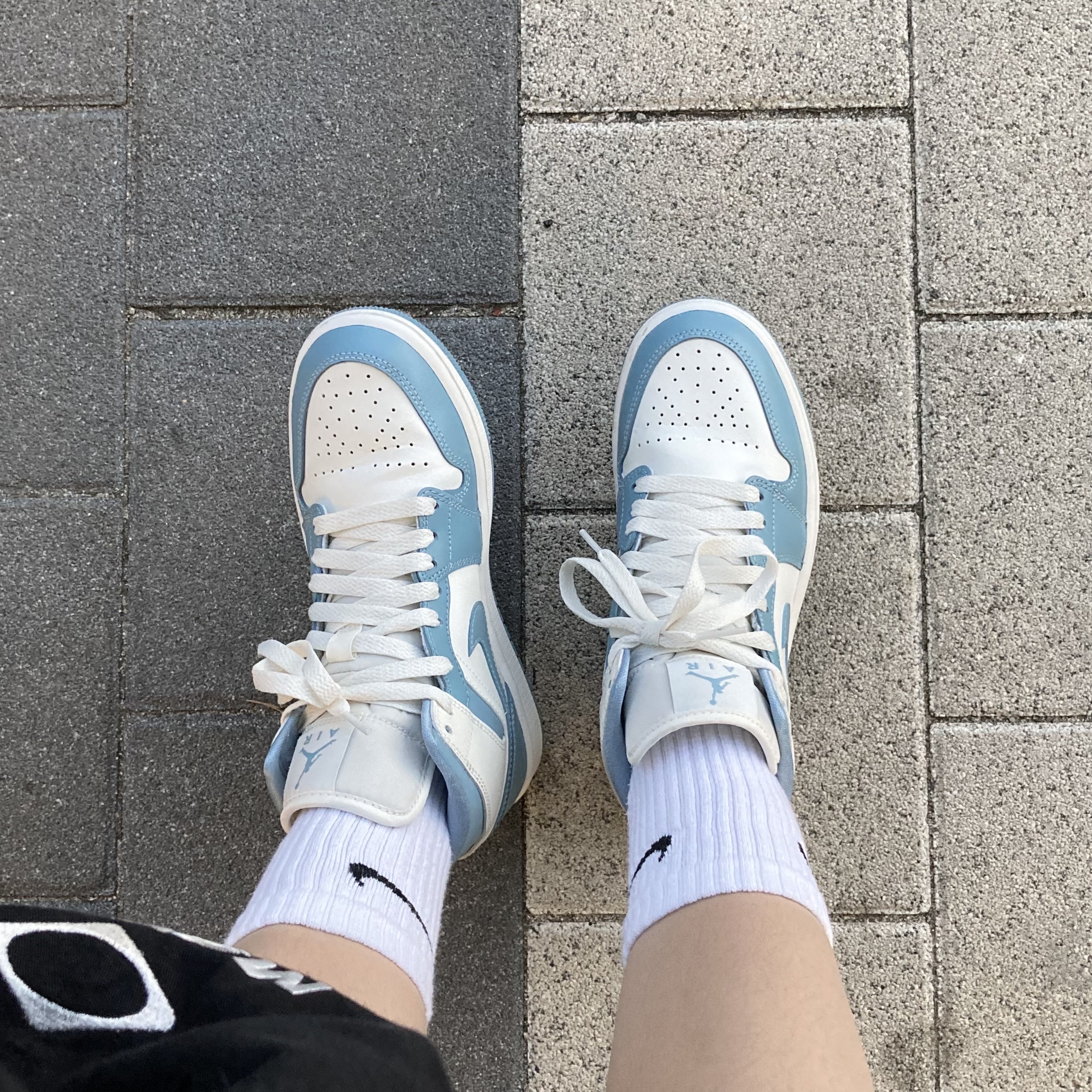 (W) Jordan 1 Mid Sail and Worn Blue 착용 스타일 - 1