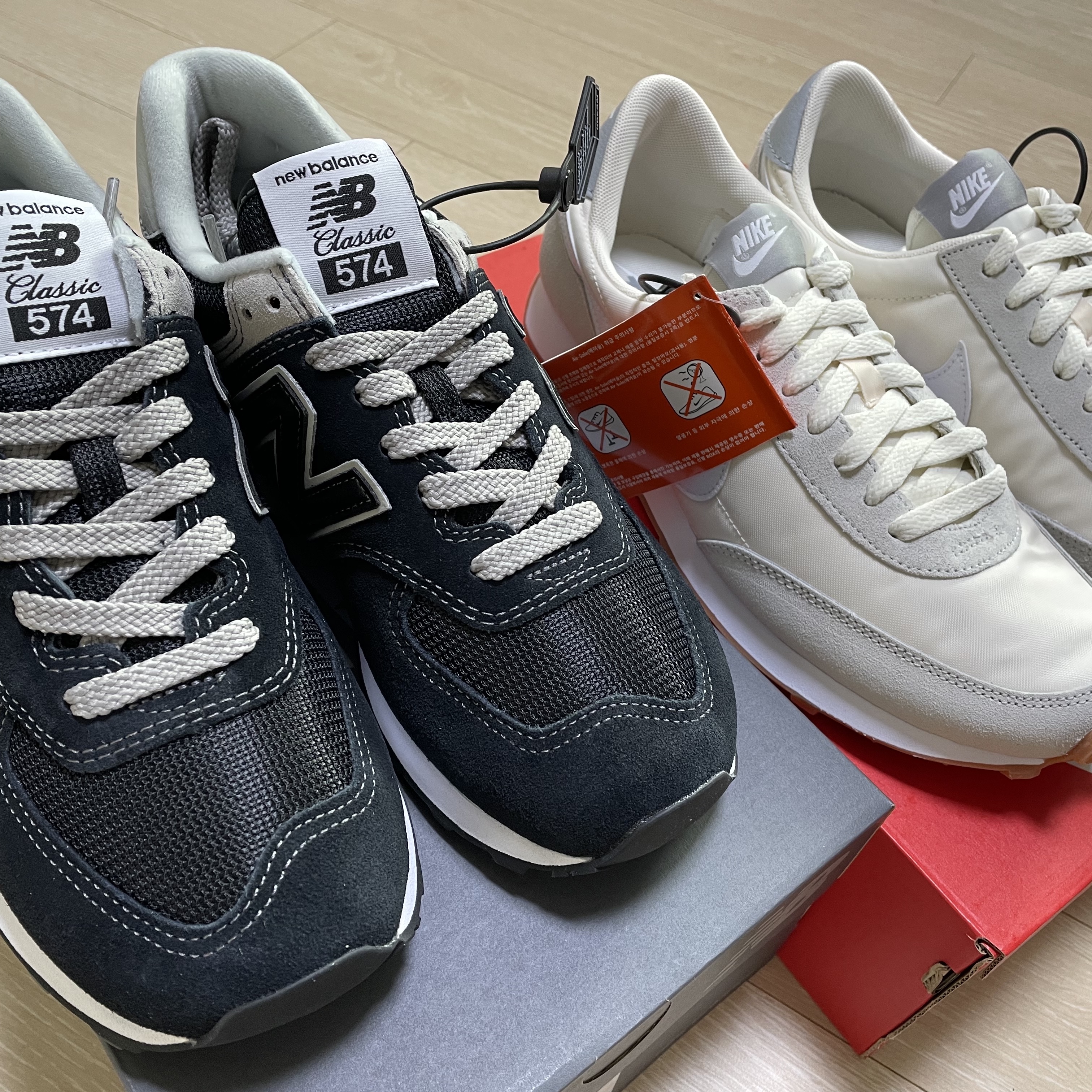 (W) Nike Daybreak Summit White, New Balance 574 Classic Black - D Standard 착용 스타일
