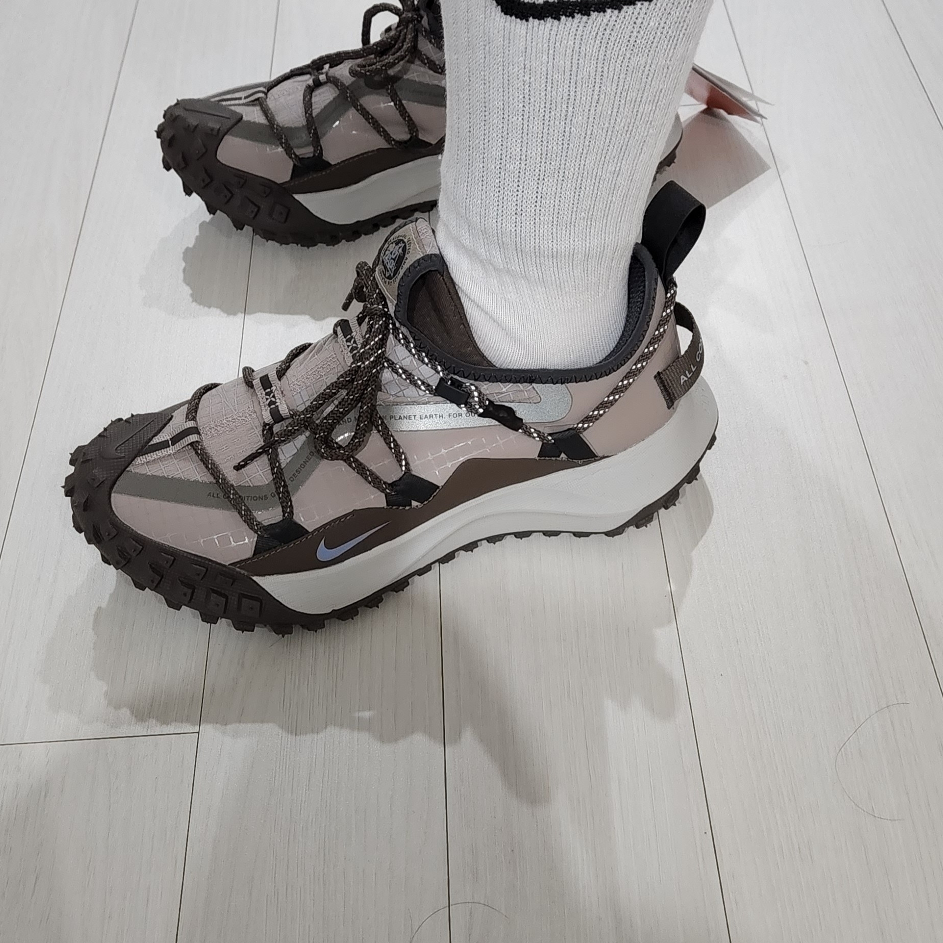 Nike ACG Mountain Fly Low Ironstone 착용 스타일 - 2