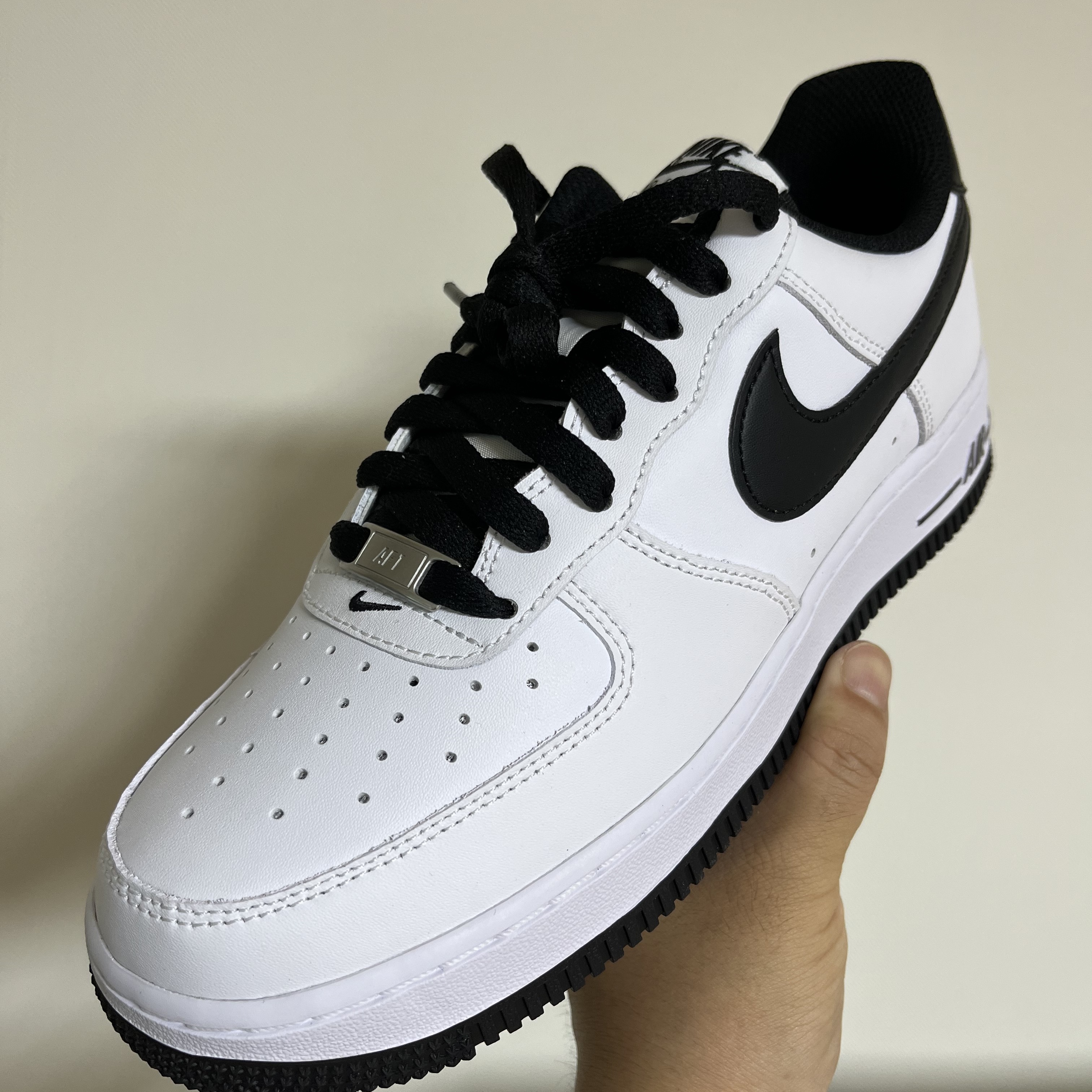 Nike Air Force 1 '07 White Black 착용 스타일 - 3