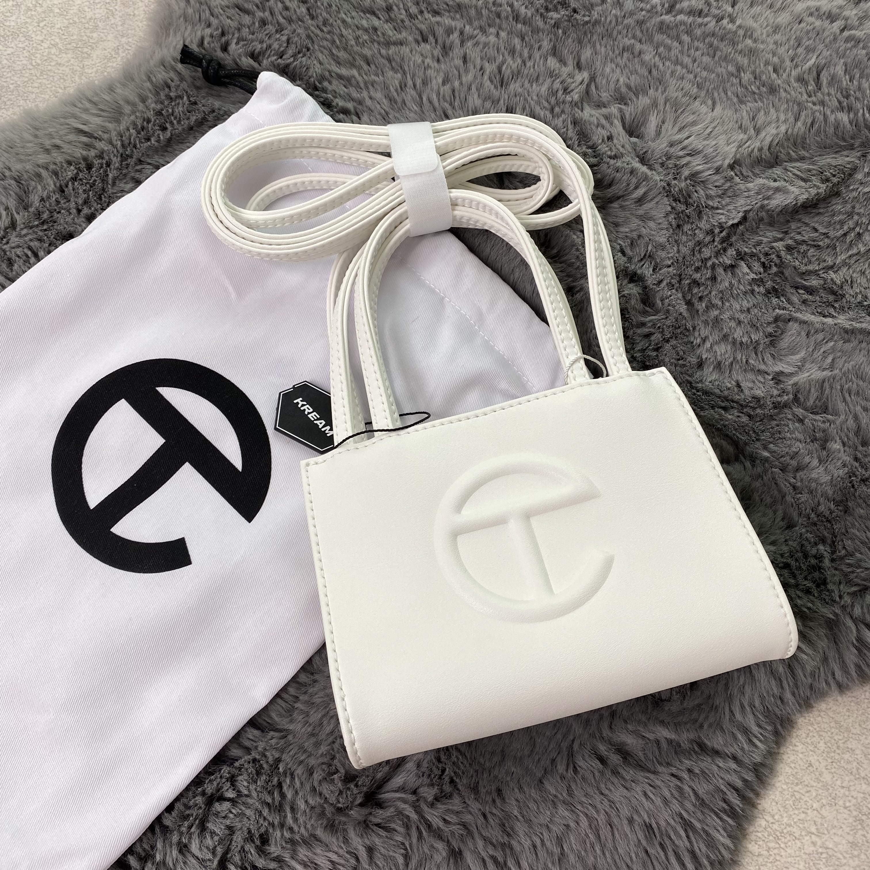 Telfar Small Shopping Bag White 착용 스타일