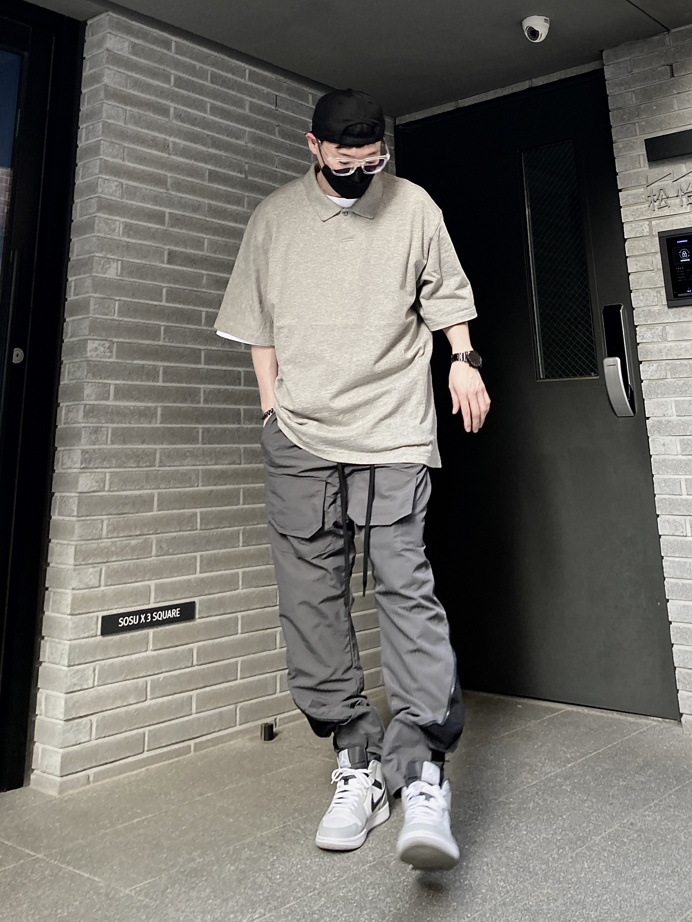 Jordan 1 Mid Light Smoke Grey Anthracite, Essentials Short Sleeve Polo Heather Oatmeal - 21SS 착용 스타일 - 4
