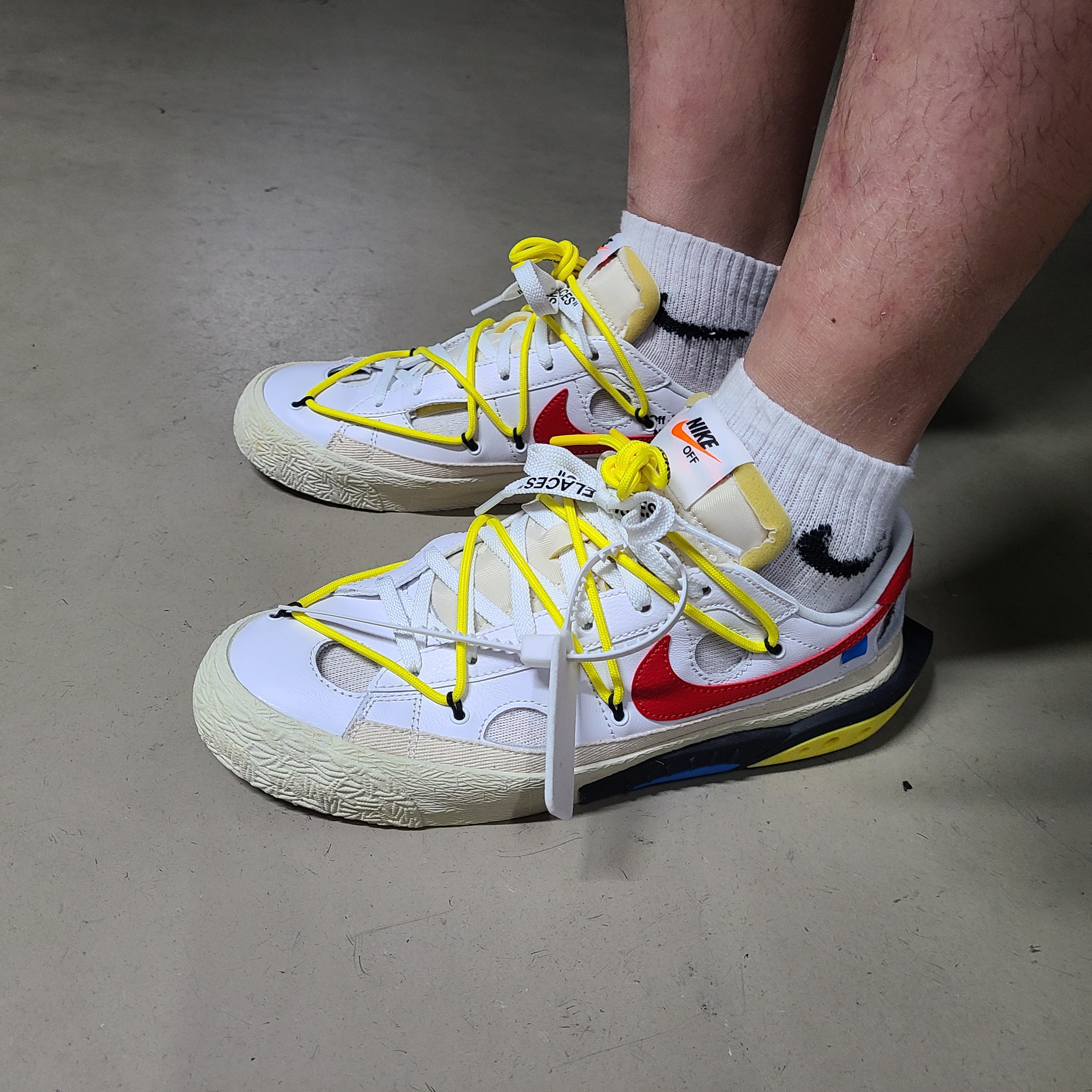 Nike x Off-White Blazer Low '77 White and University Red 착용 스타일