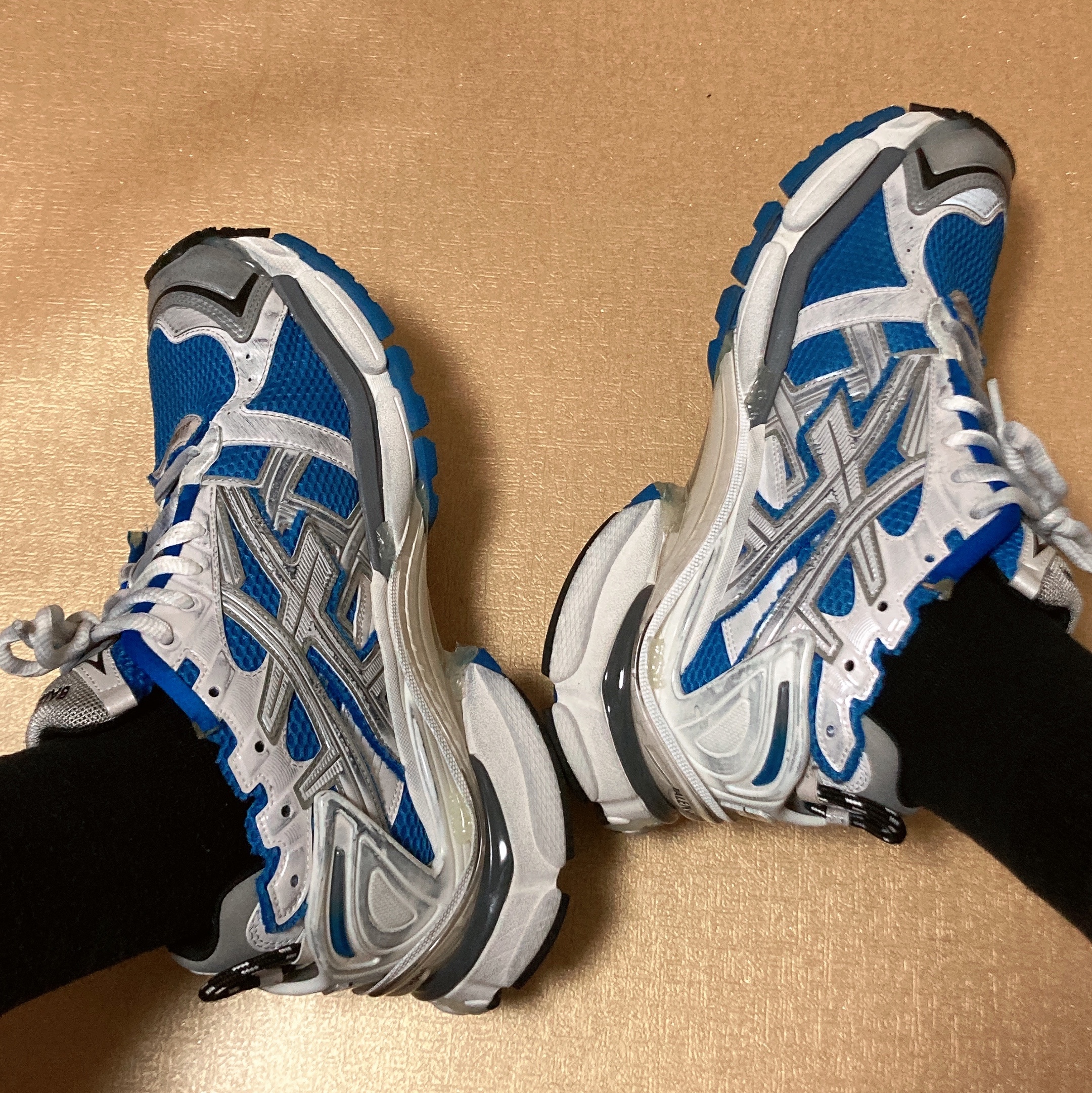 Balenciaga Runner Sneakers Blue White, Balenciaga Runner Sneakers White 착용 스타일 - 1
