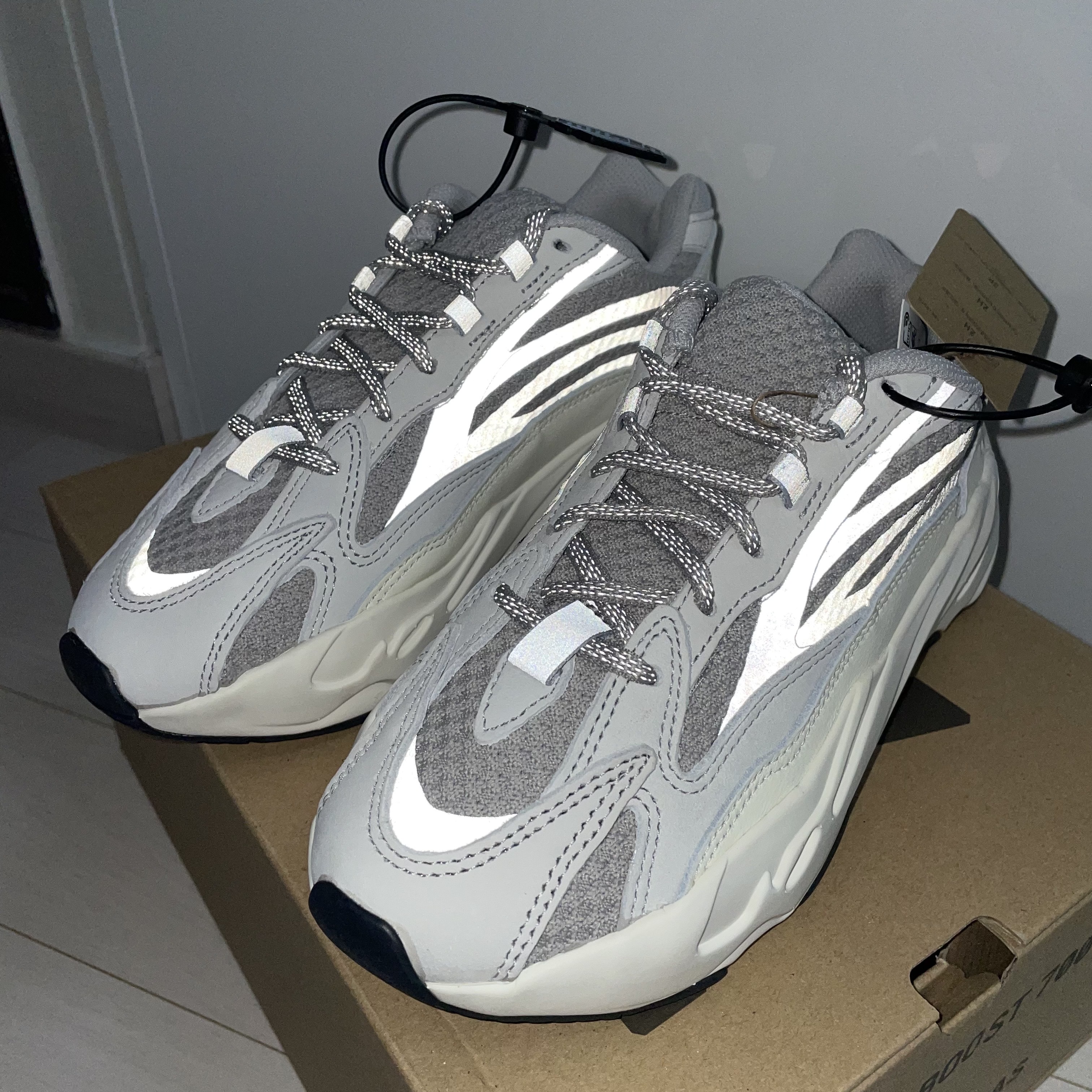 Adidas Yeezy Boost 700 V2 Static 2022 착용 스타일 - 2