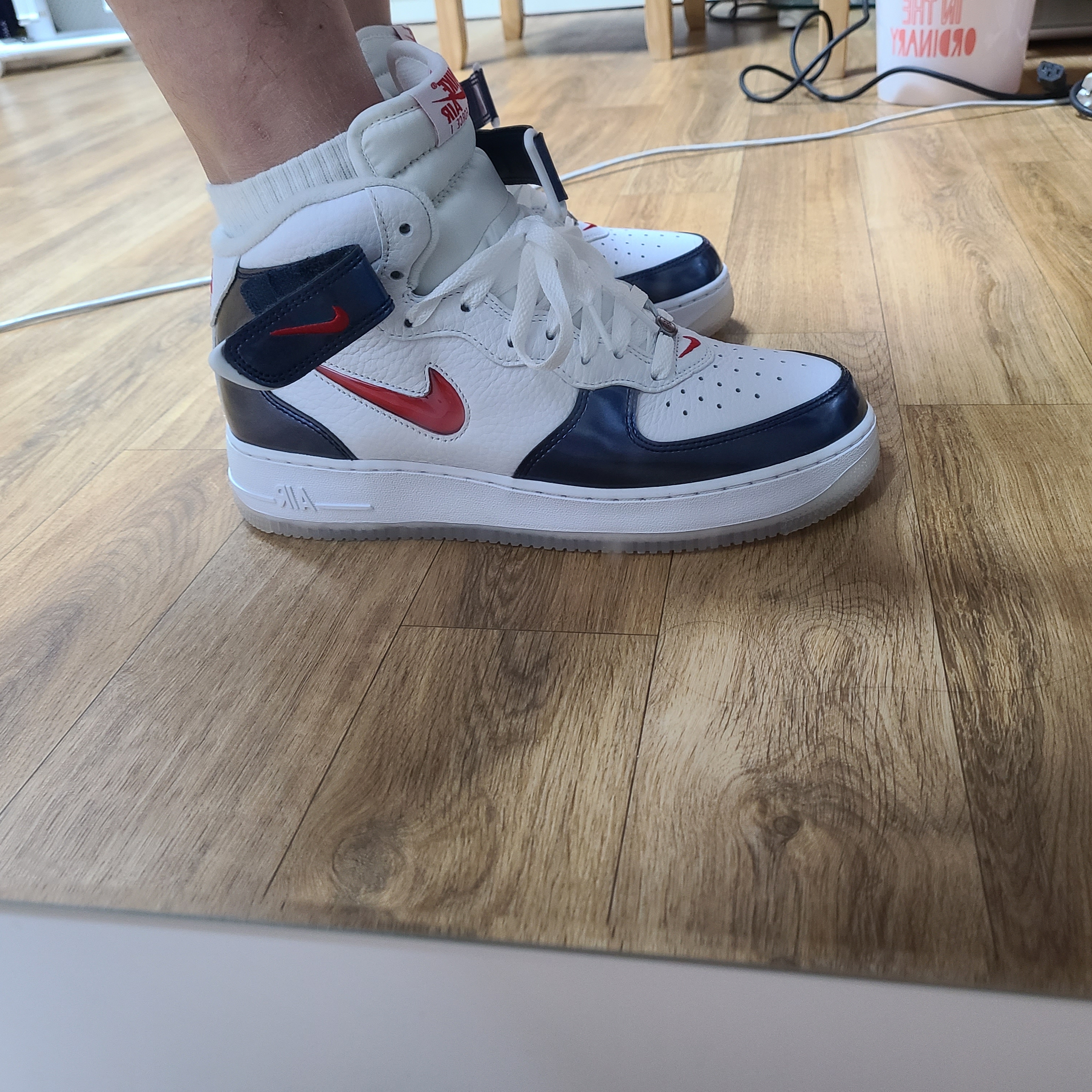 Nike Air Force 1 Mid QS University Red and Midnight Navy 착용 스타일 - 2