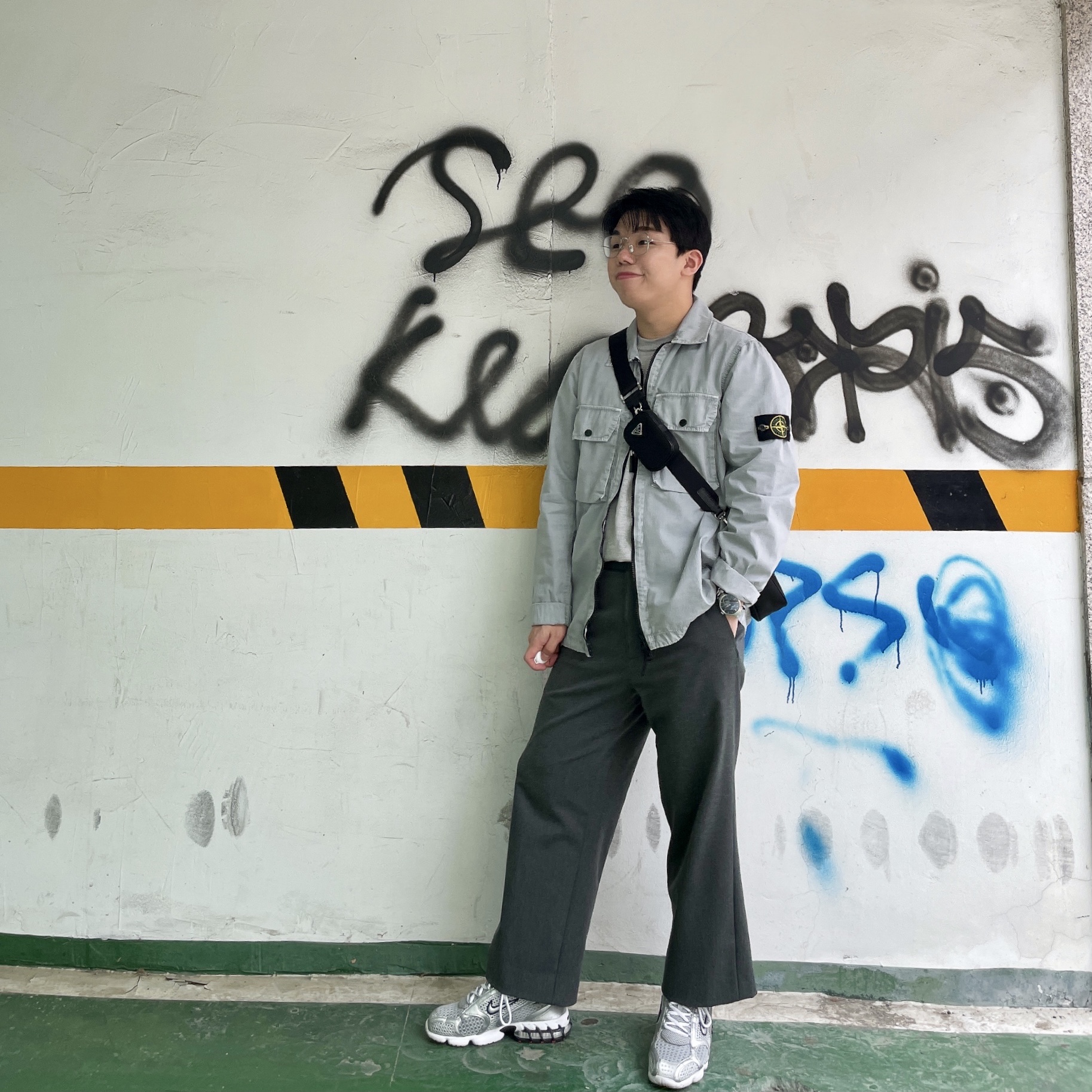 Stone Island 113WN T.CO+OLD Overshirt Light Grey - 21FW, Prada Re-Nylon and Saffiano Leather Shoulder Bag Black 착용 스타일 - 1