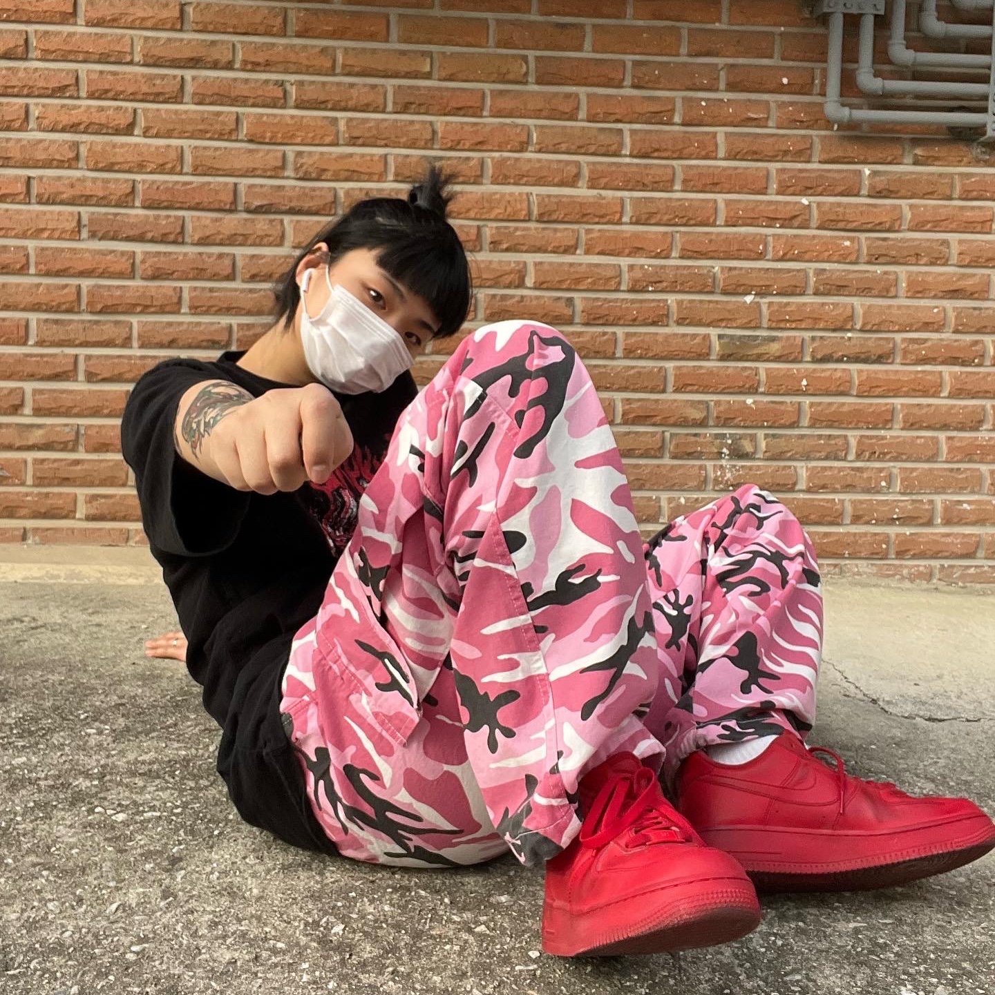 Nike Air Force 1 '07 LV8 Low 1 Triple Red 착용 스타일 - 1