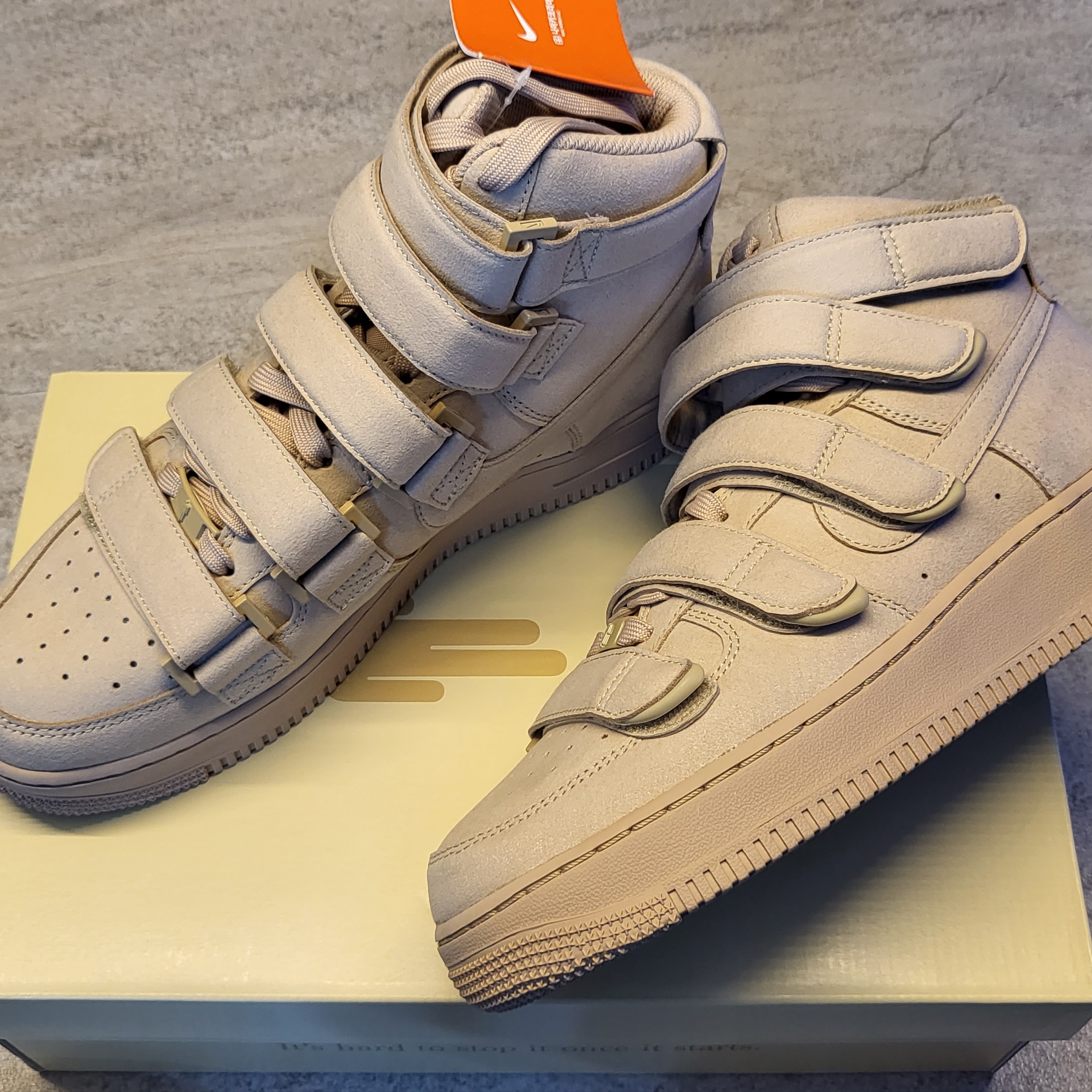 Nike x Billie Eilish Air Force 1 High '07 SP Mushroom 착용 스타일