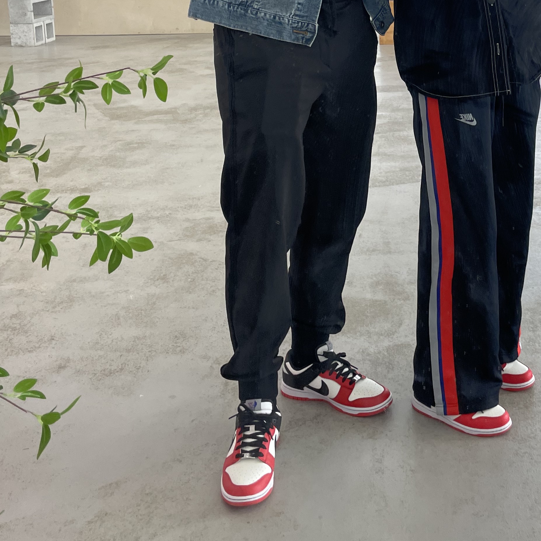 Nike x NBA Dunk Low Retro EMB Black and Chile Red 착용 스타일
