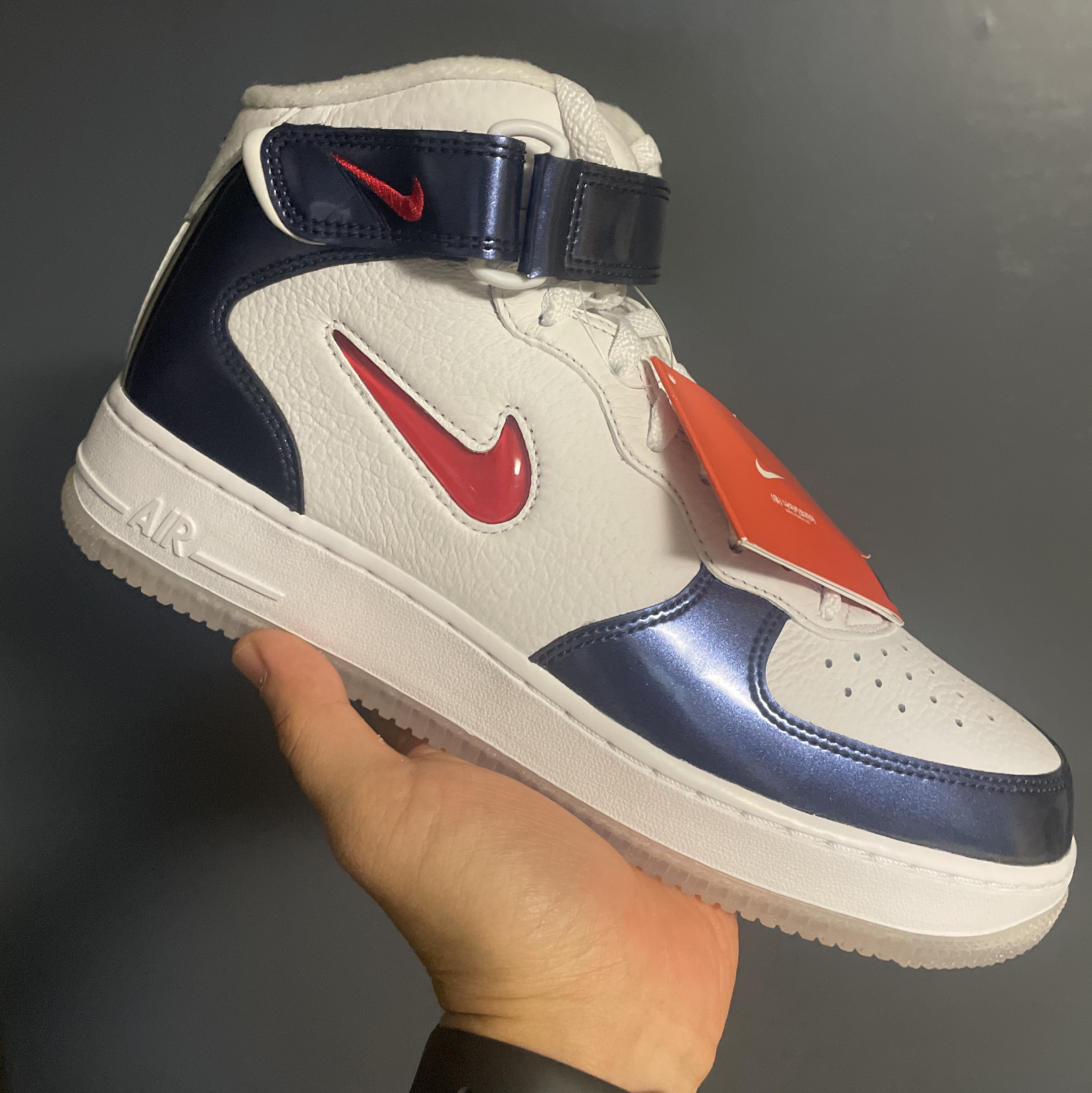Nike Air Force 1 Mid QS University Red and Midnight Navy 착용 스타일
