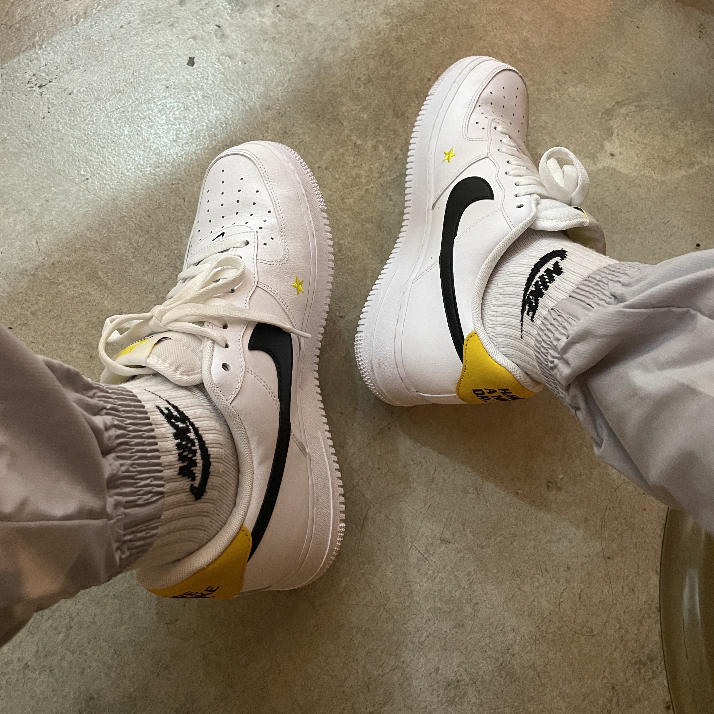 Nike Air Force 1 '07 LV8 2 Have a Nike Day 착용 스타일