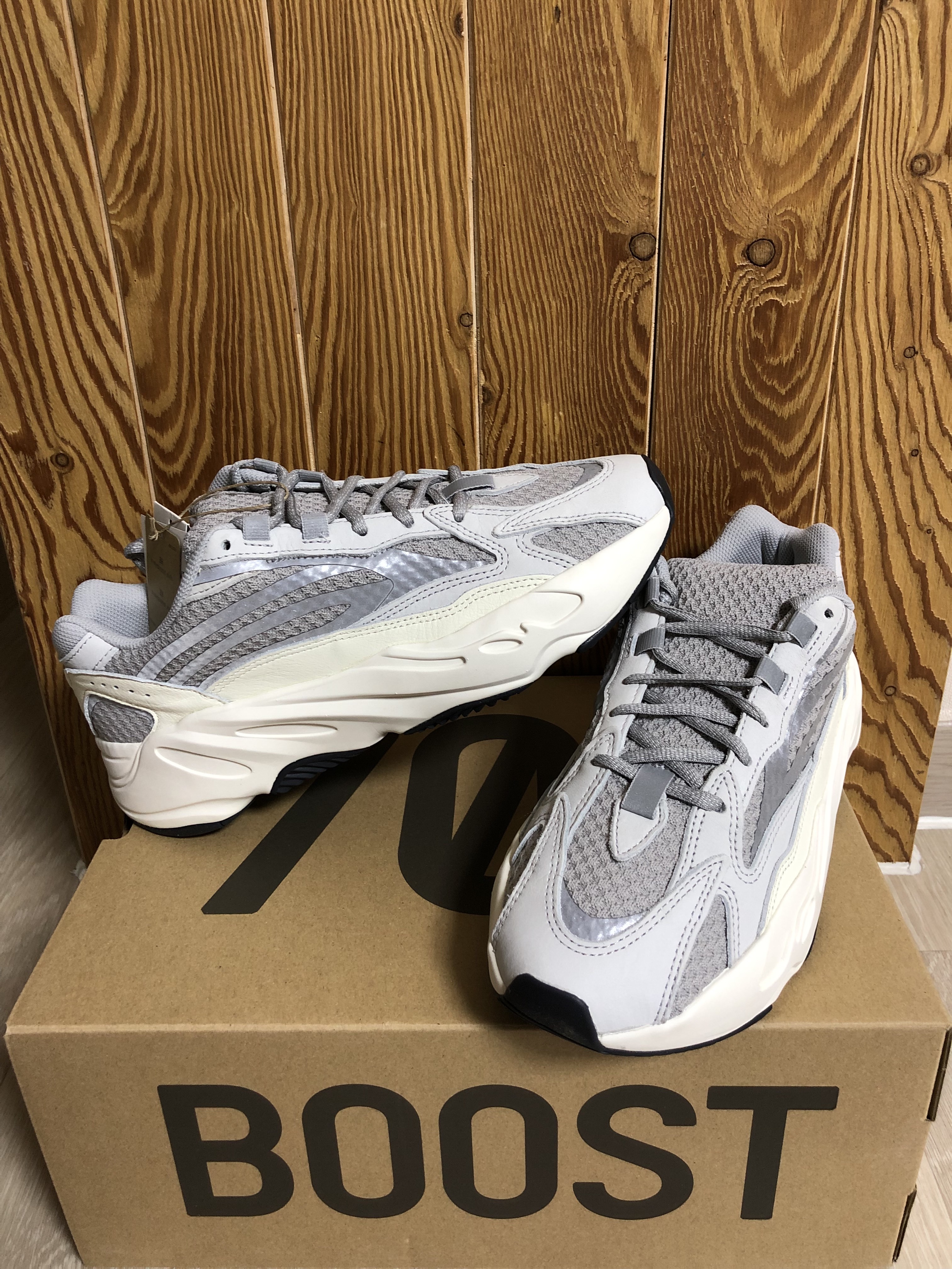 Adidas Yeezy Boost 700 V2 Static 2022 착용 스타일 - 1