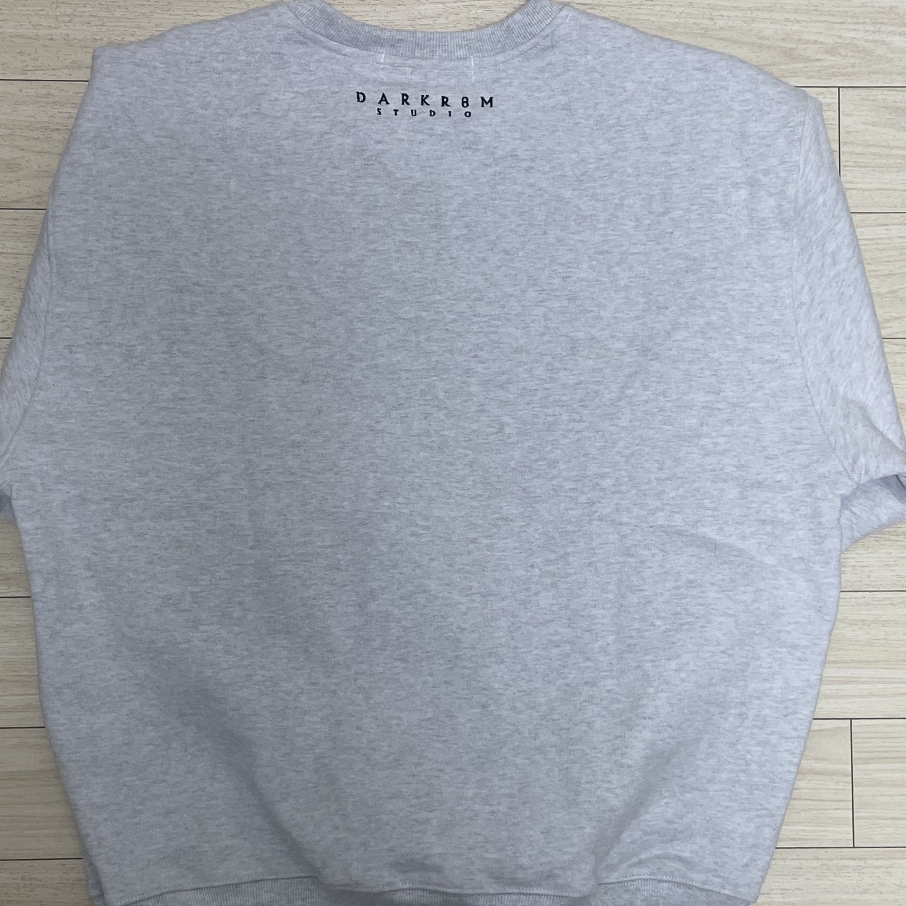 Darkr8m Studio Basic Logo Crewneck Sweatshirt Ash 착용 스타일 - 2