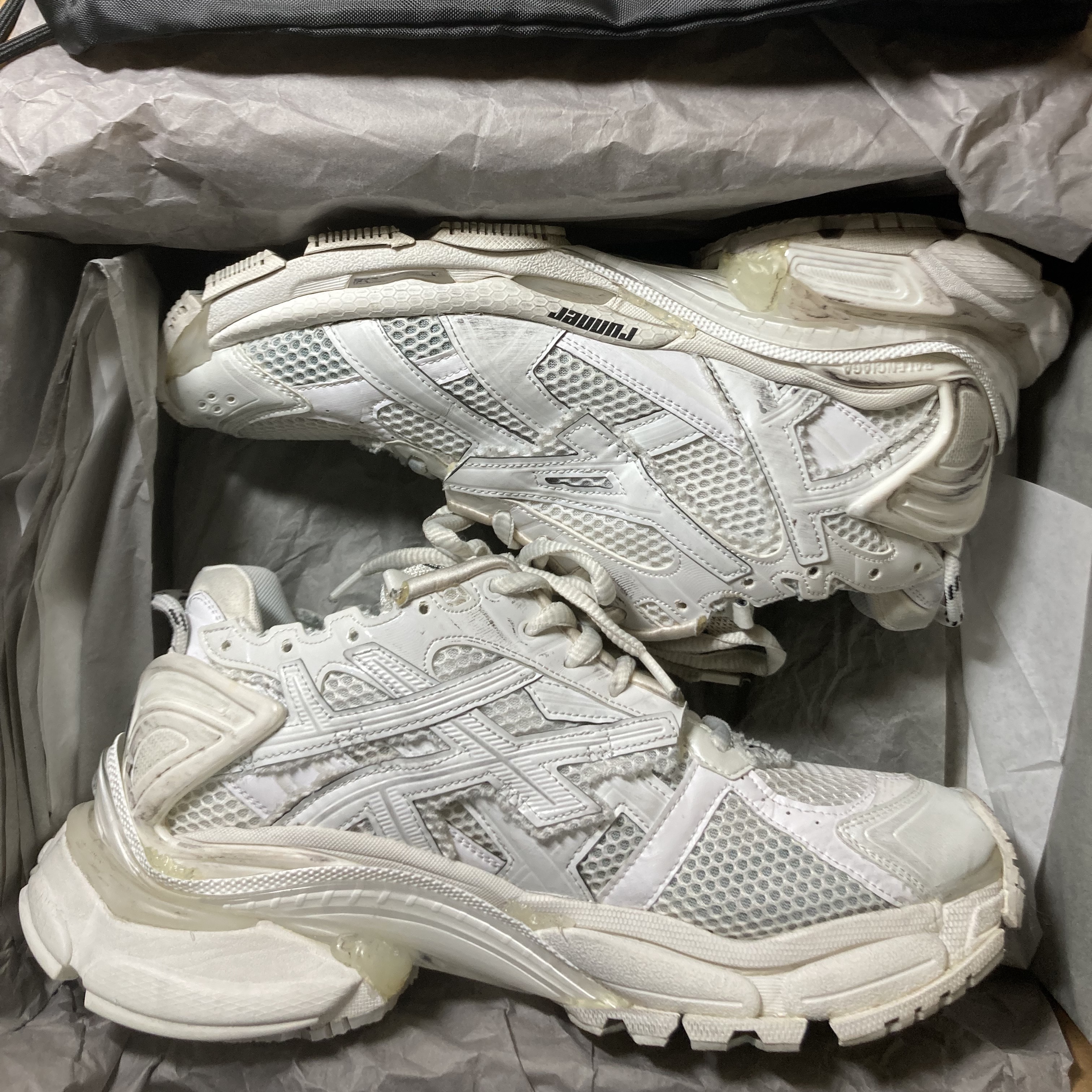 Balenciaga Runner Sneakers Blue White, Balenciaga Runner Sneakers White 착용 스타일 - 4