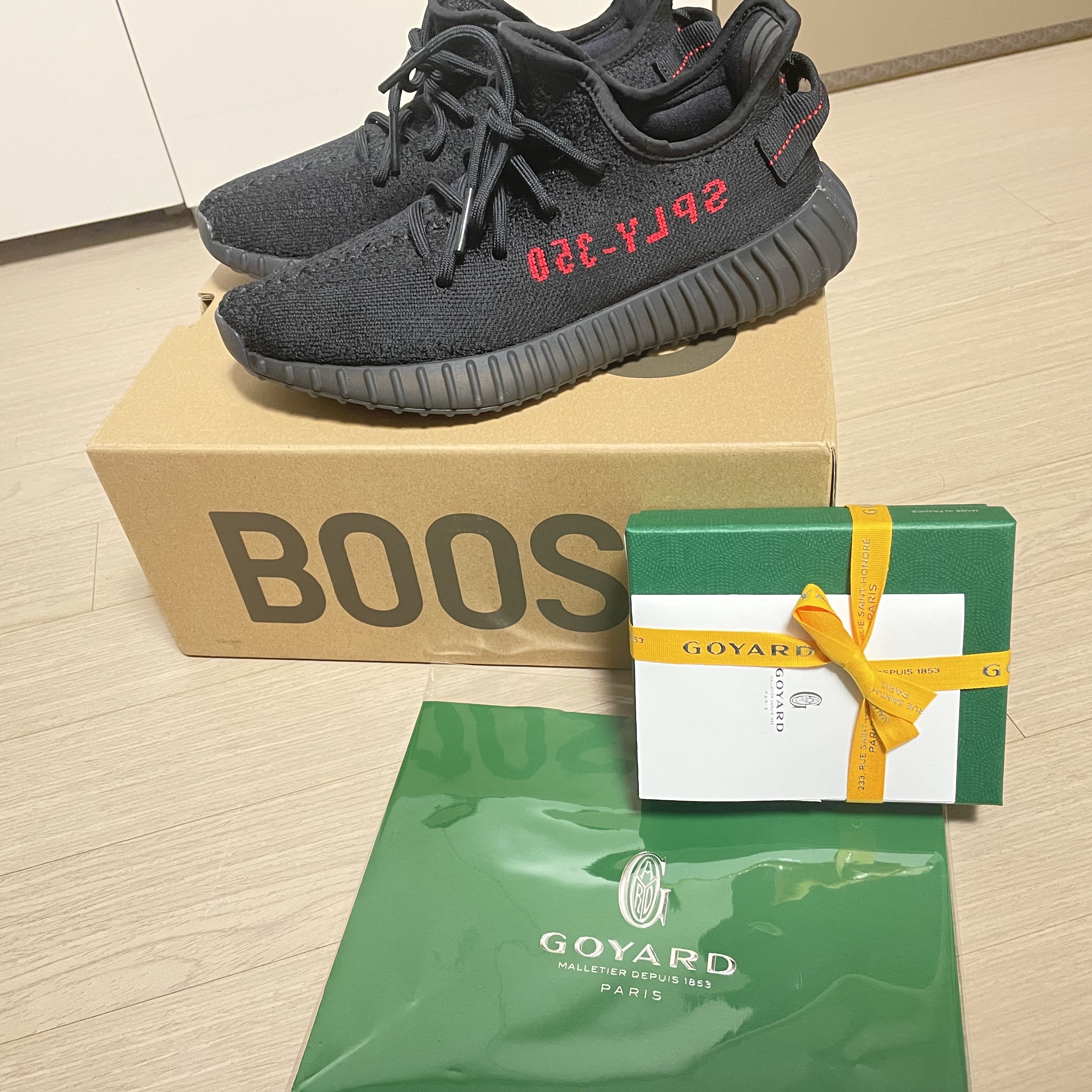 Adidas Yeezy Boost 350 V2 Black Red 2020, Goyard Saint Sulpice Card Holder Green 착용 스타일