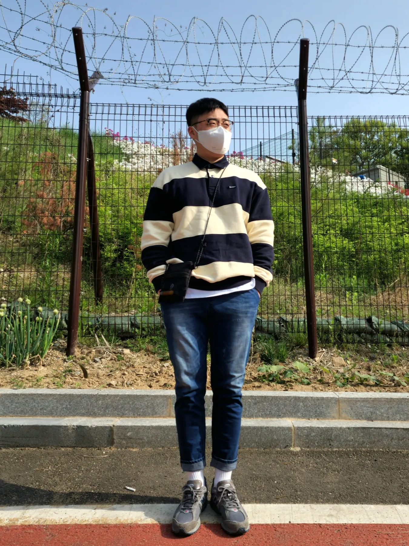 New Balance 2002R Premium Vintage Grey 착용 스타일 - 1