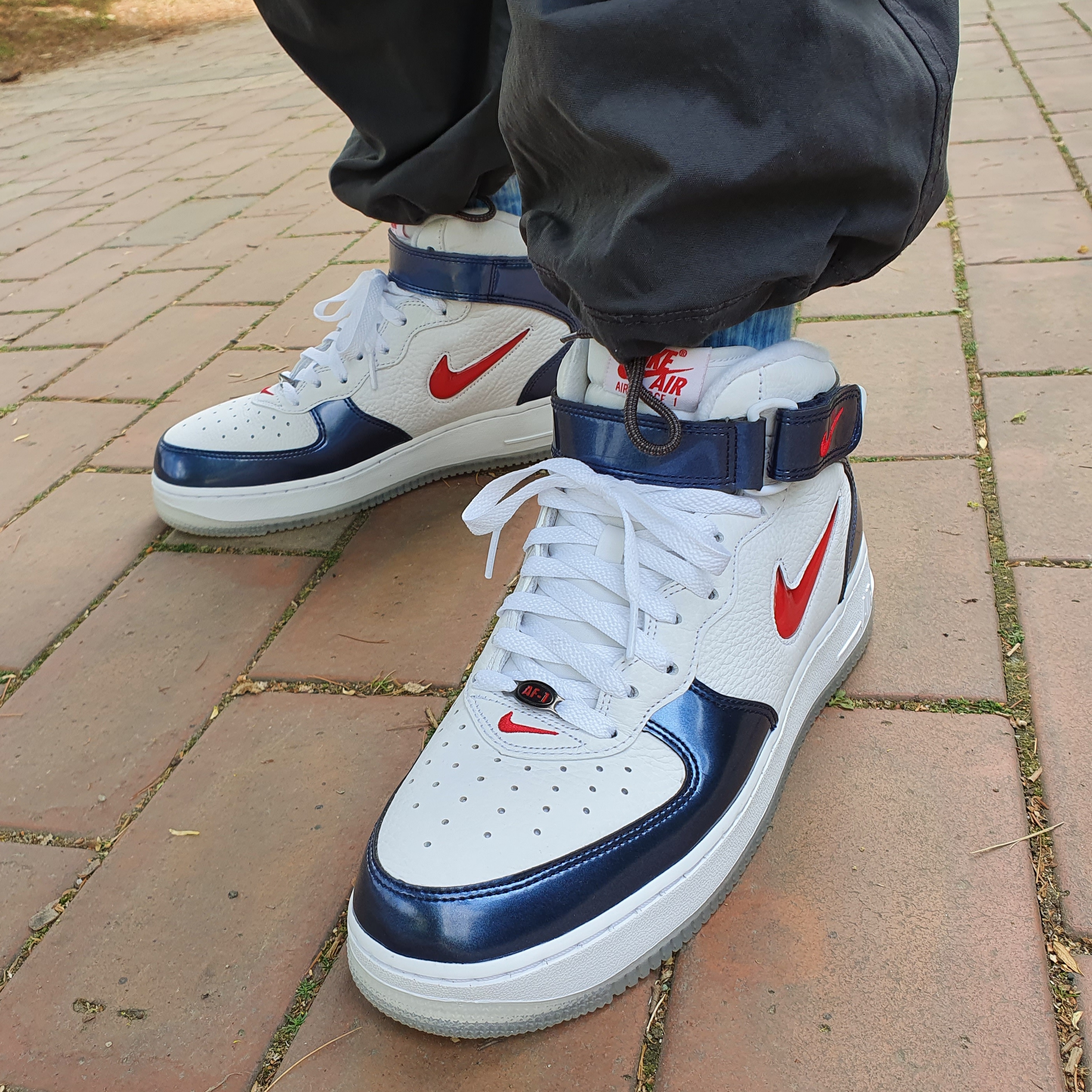 Nike Air Force 1 Mid QS University Red and Midnight Navy 착용 스타일