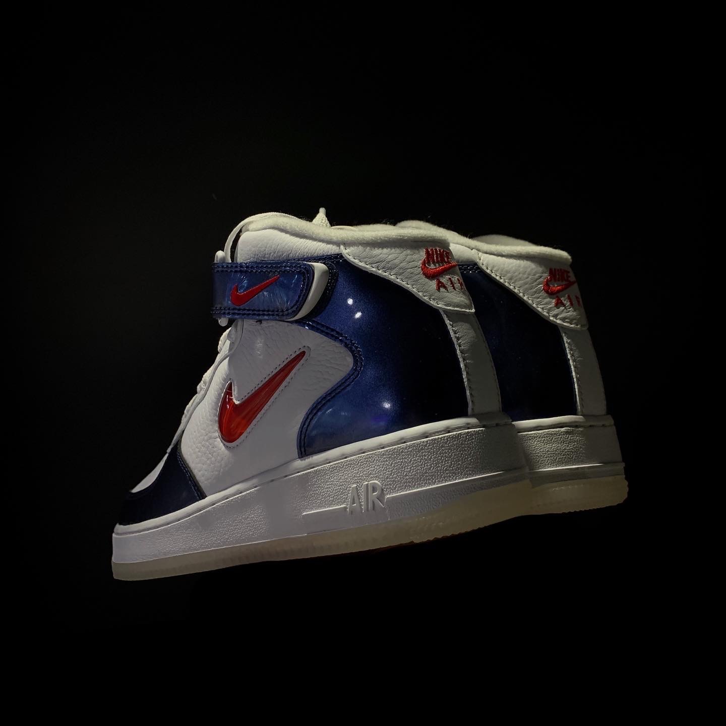 Nike Air Force 1 Mid QS University Red and Midnight Navy 착용 스타일 - 5
