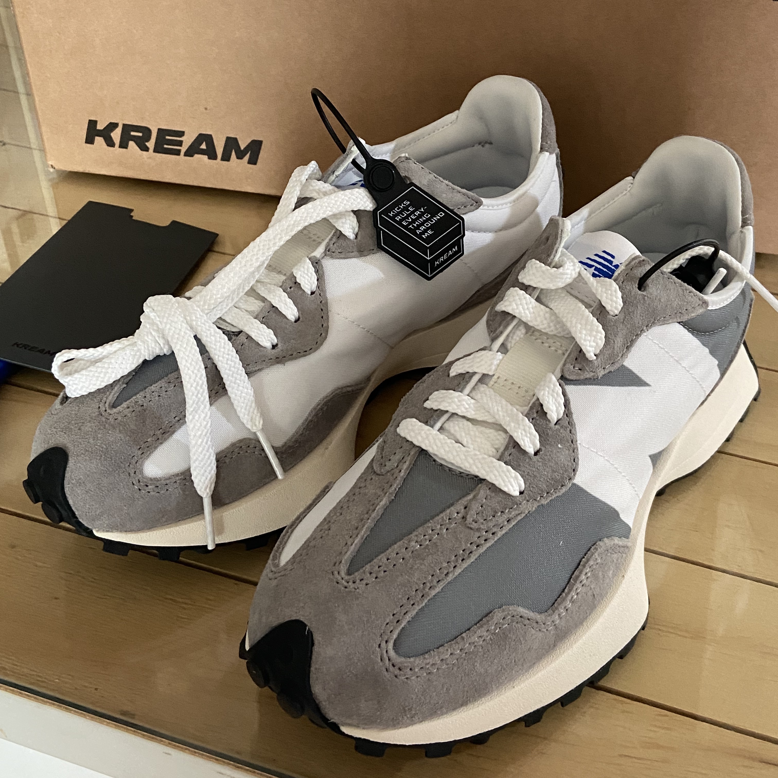 New Balance 327 Grey 착용 스타일