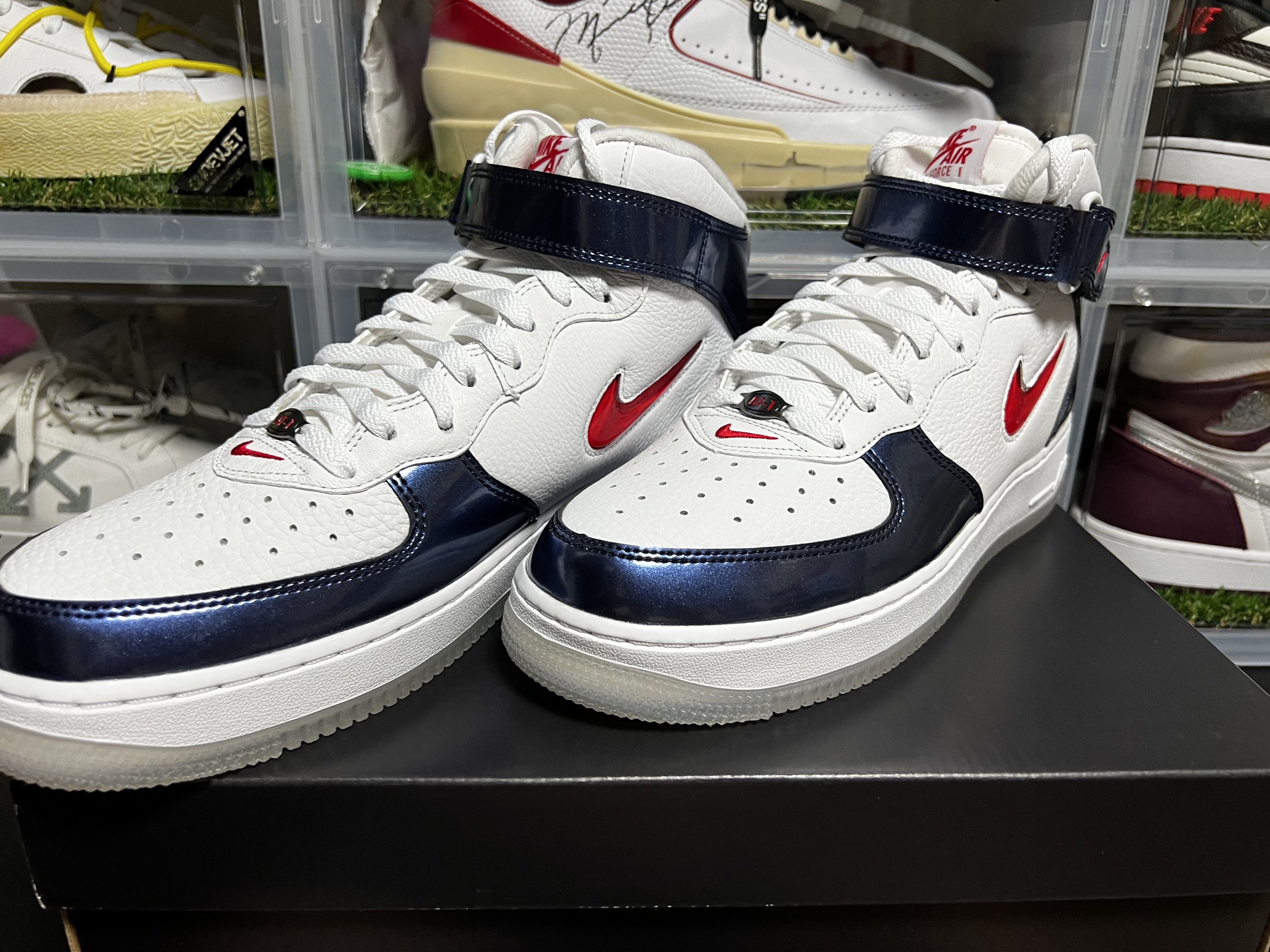 Nike Air Force 1 Mid QS University Red and Midnight Navy 착용 스타일 - 4