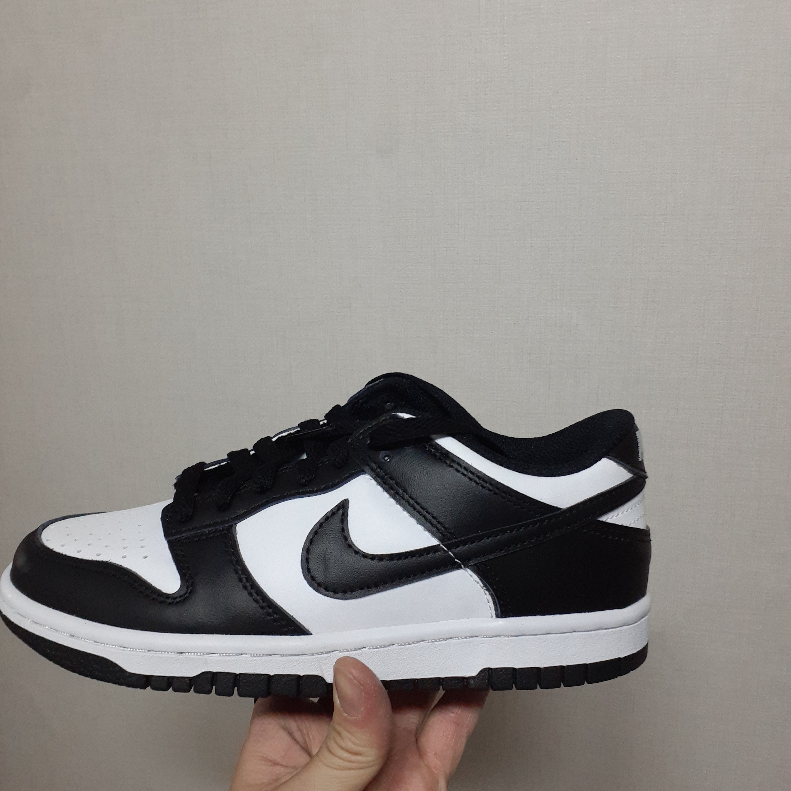 (W) Jordan 1 Mid Coconut Milk, (GS) Nike Dunk Low Black 착용 스타일 - 2