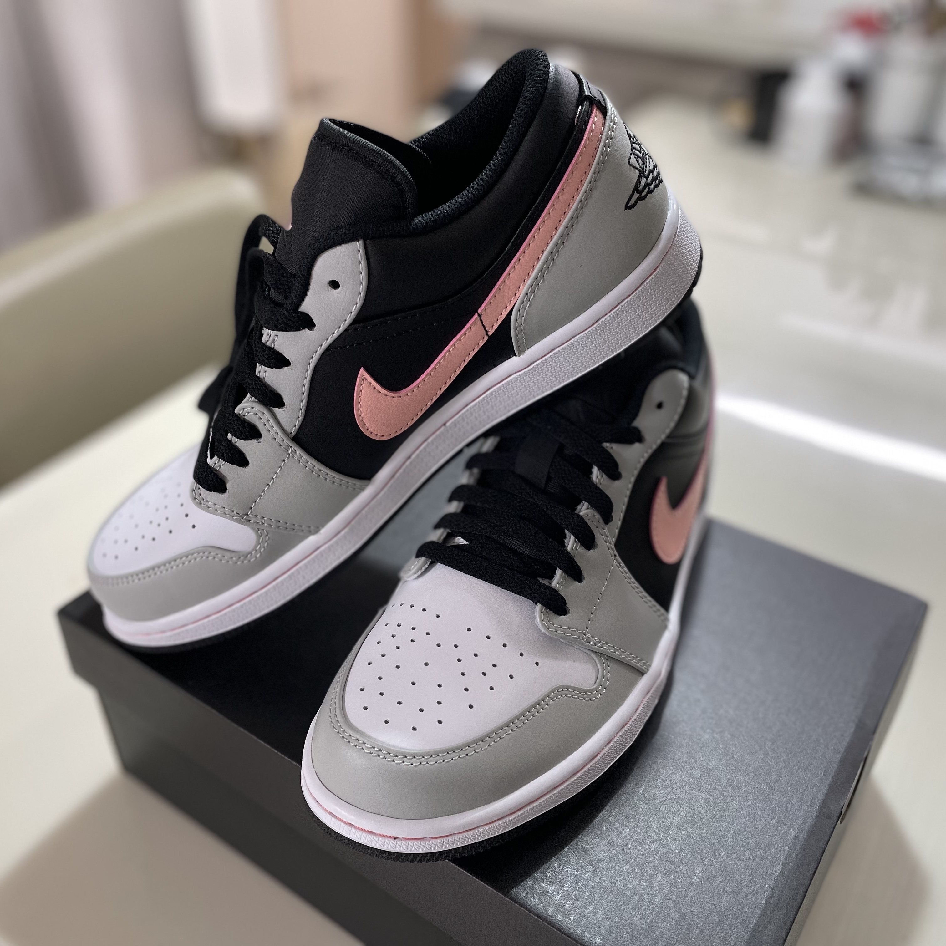 Jordan 1 Low Grey Fog Black Bleached Coral 착용 스타일