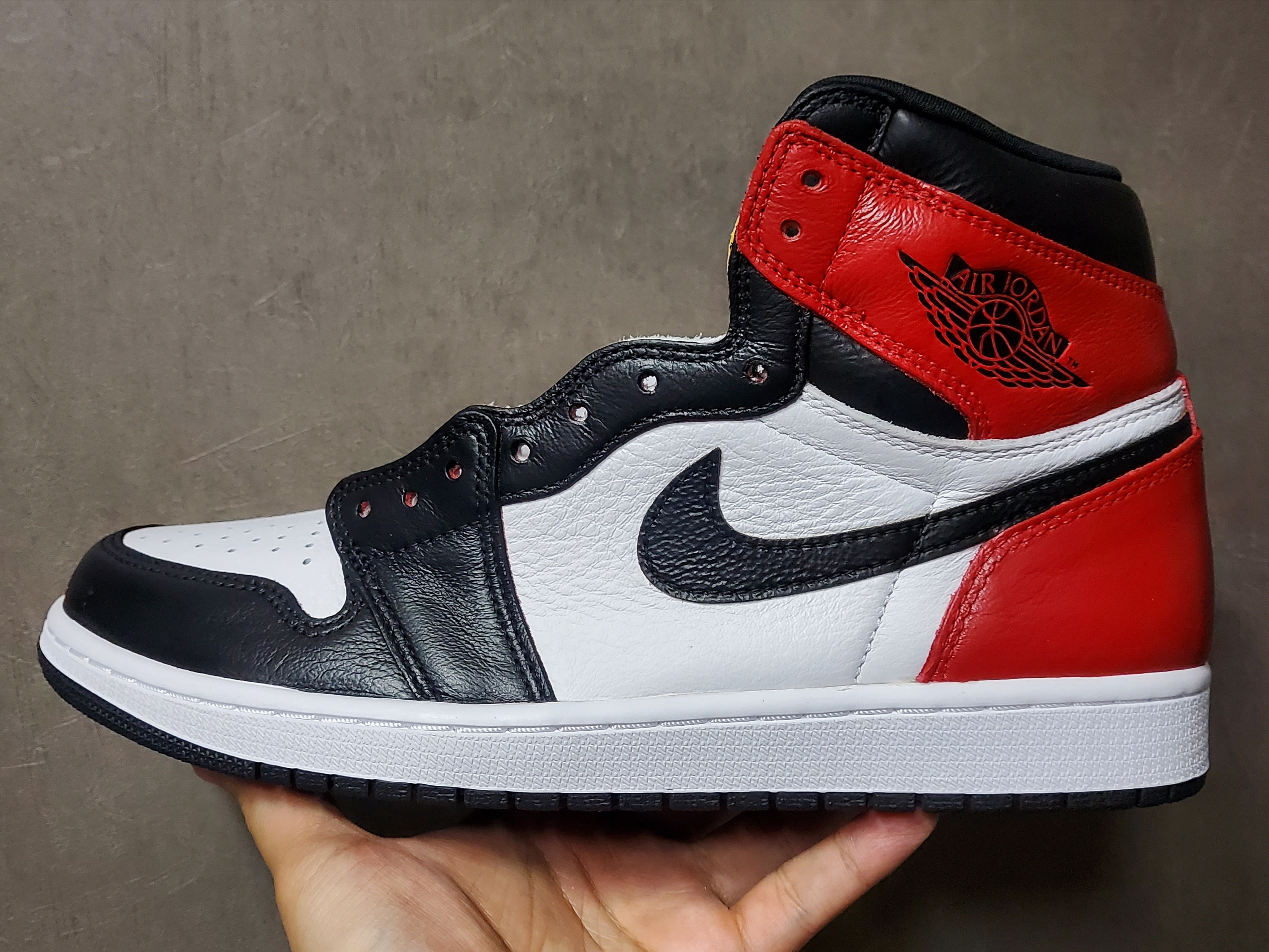 Jordan 1 Retro High OG Light Fusion Red, (W) Jordan 1 Retro High Satin Black Toe 착용 스타일