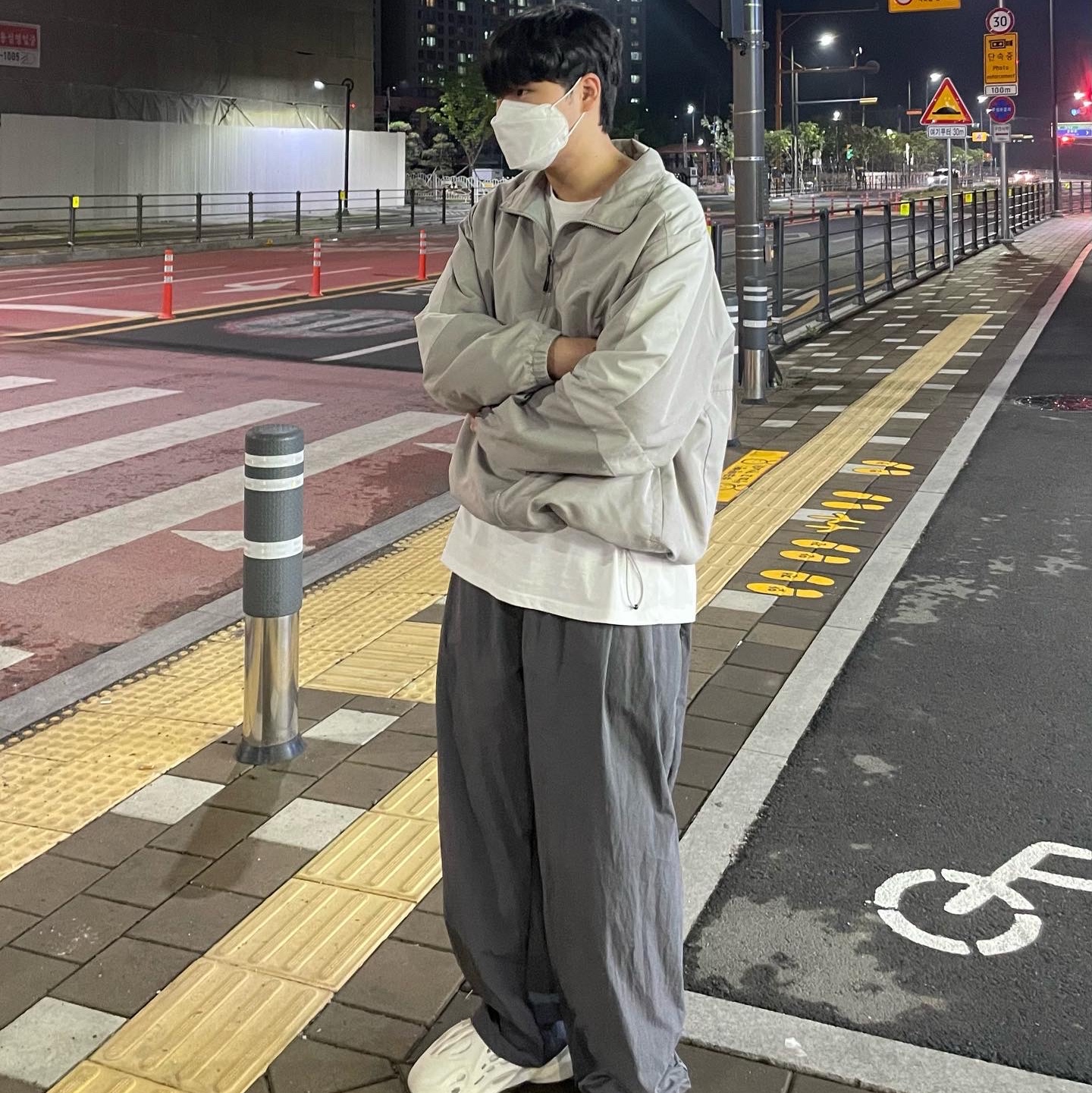 Adidas Yeezy Foam RNNR Sand 착용 스타일 - 1