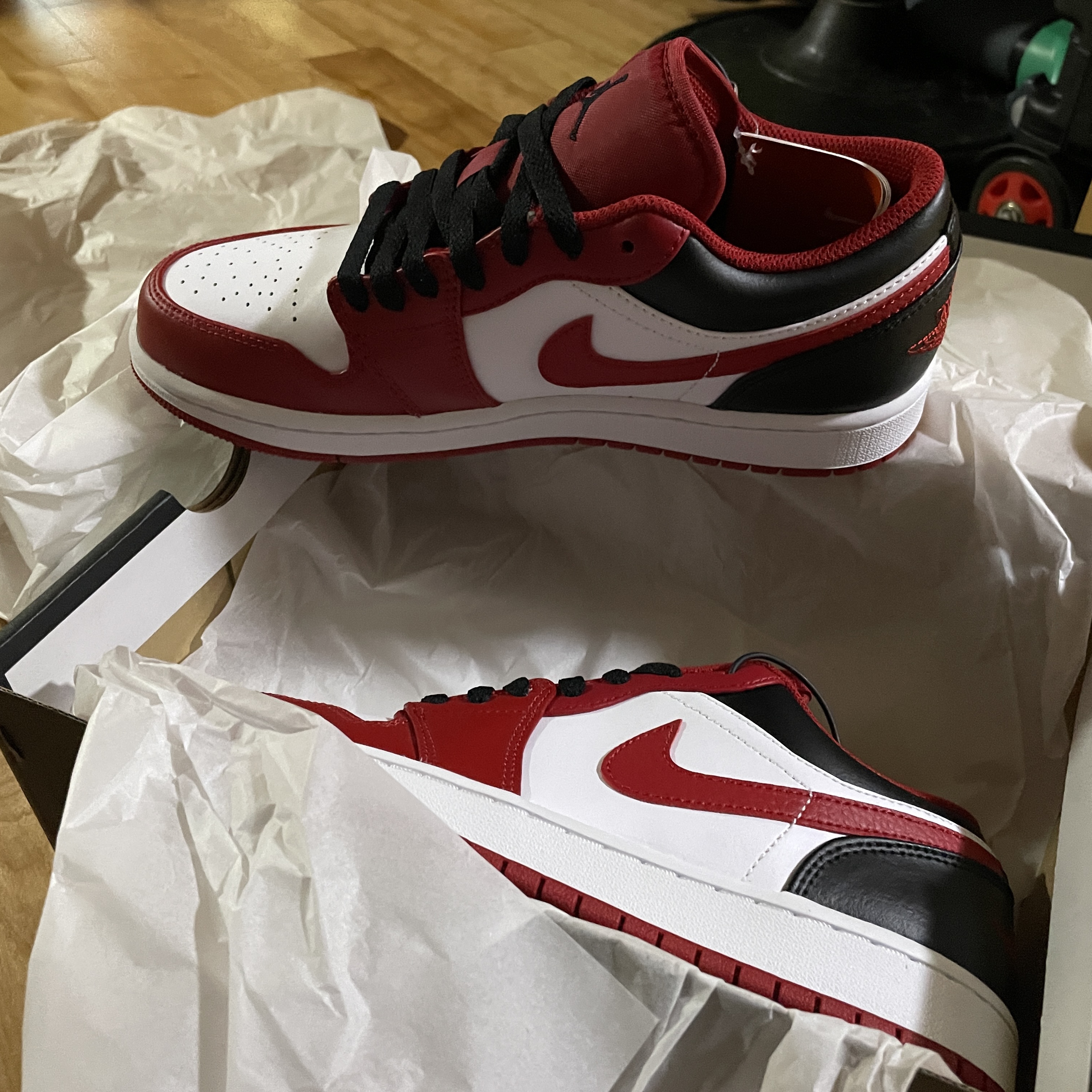 Jordan 1 Low White Gym Red Black 착용 스타일