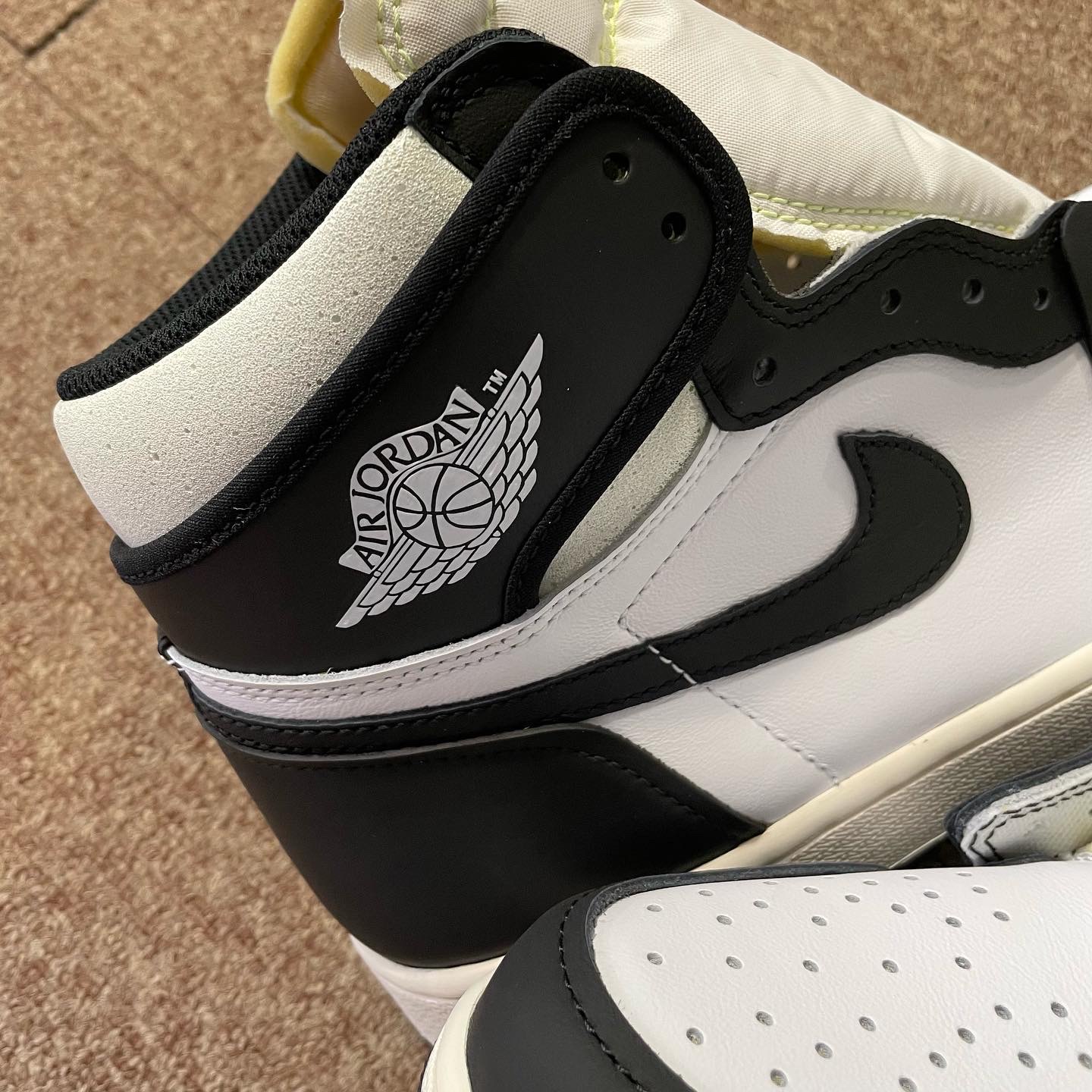 Jordan 1 Retro High OG Volt Gold 착용 스타일 - 3