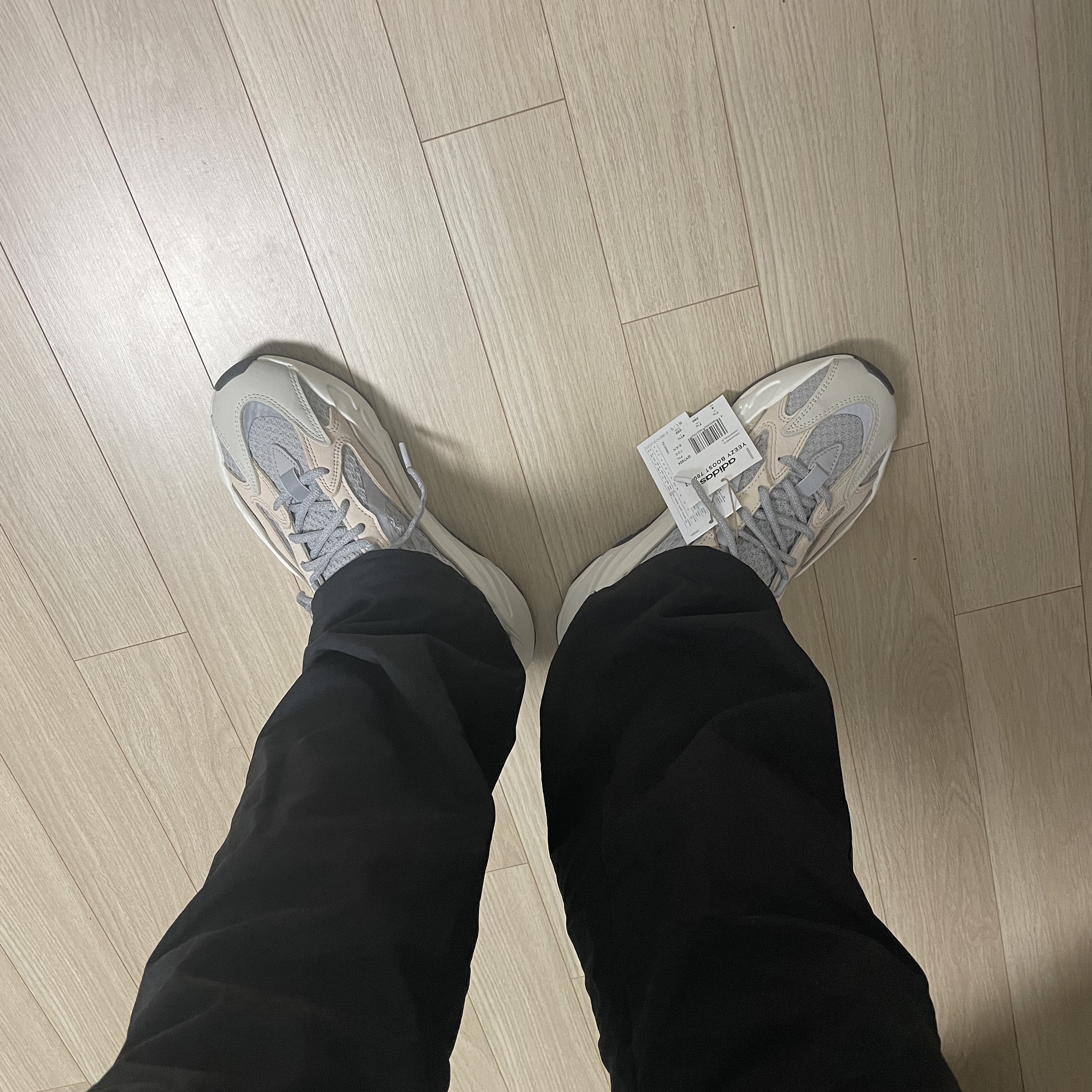 Adidas Yeezy Boost 700 V2 Cream 착용 스타일 - 1