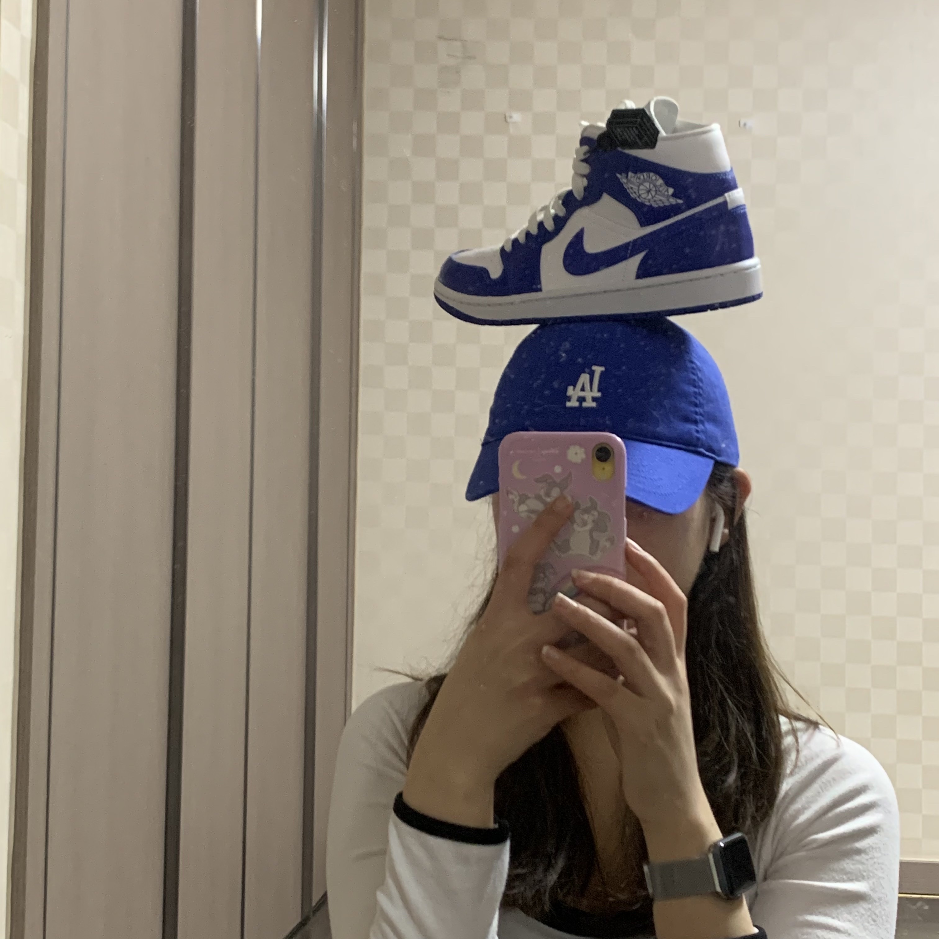 (W) Jordan 1 Mid White Hyper Royal 착용 스타일