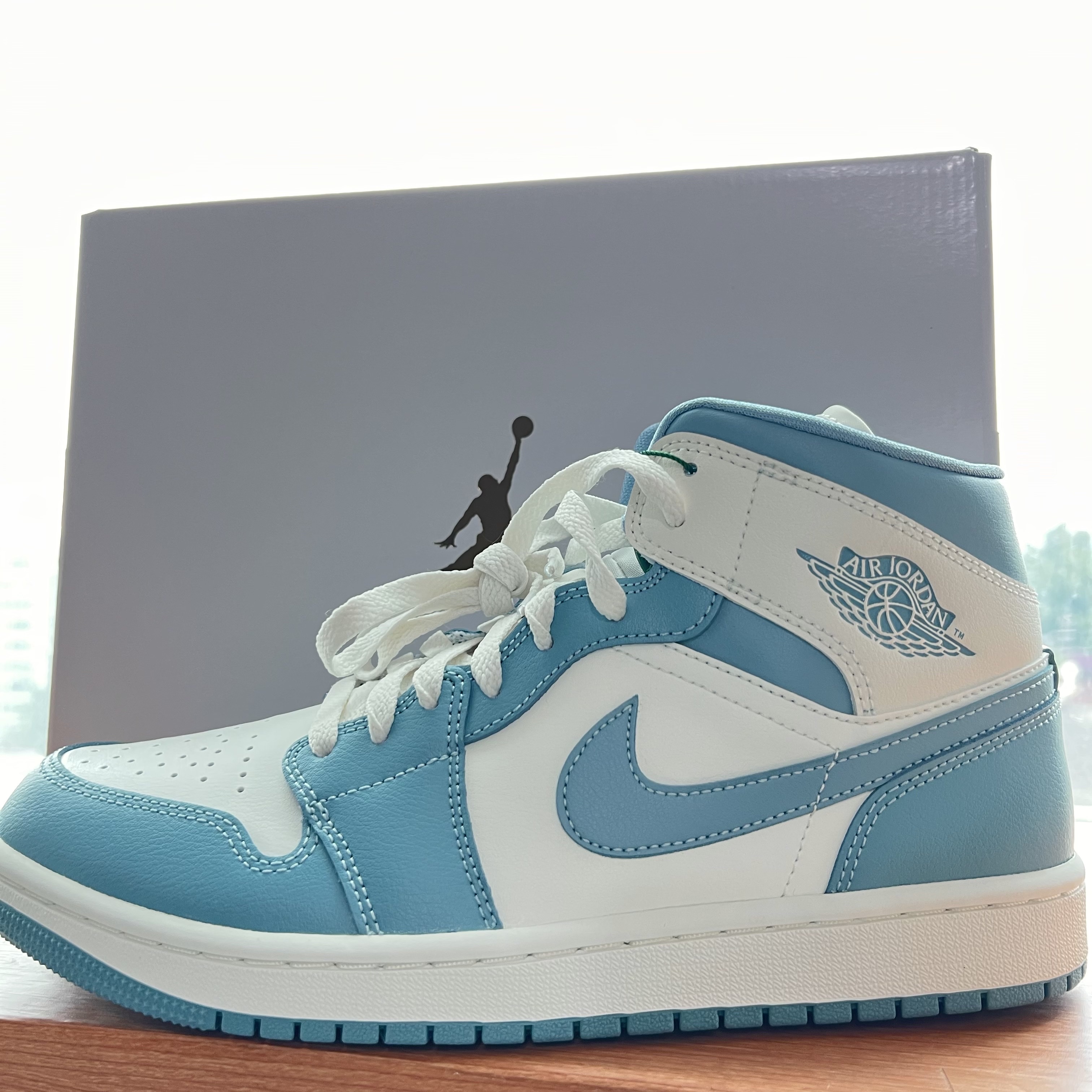 (W) Jordan 1 Mid Sail and Worn Blue 착용 스타일