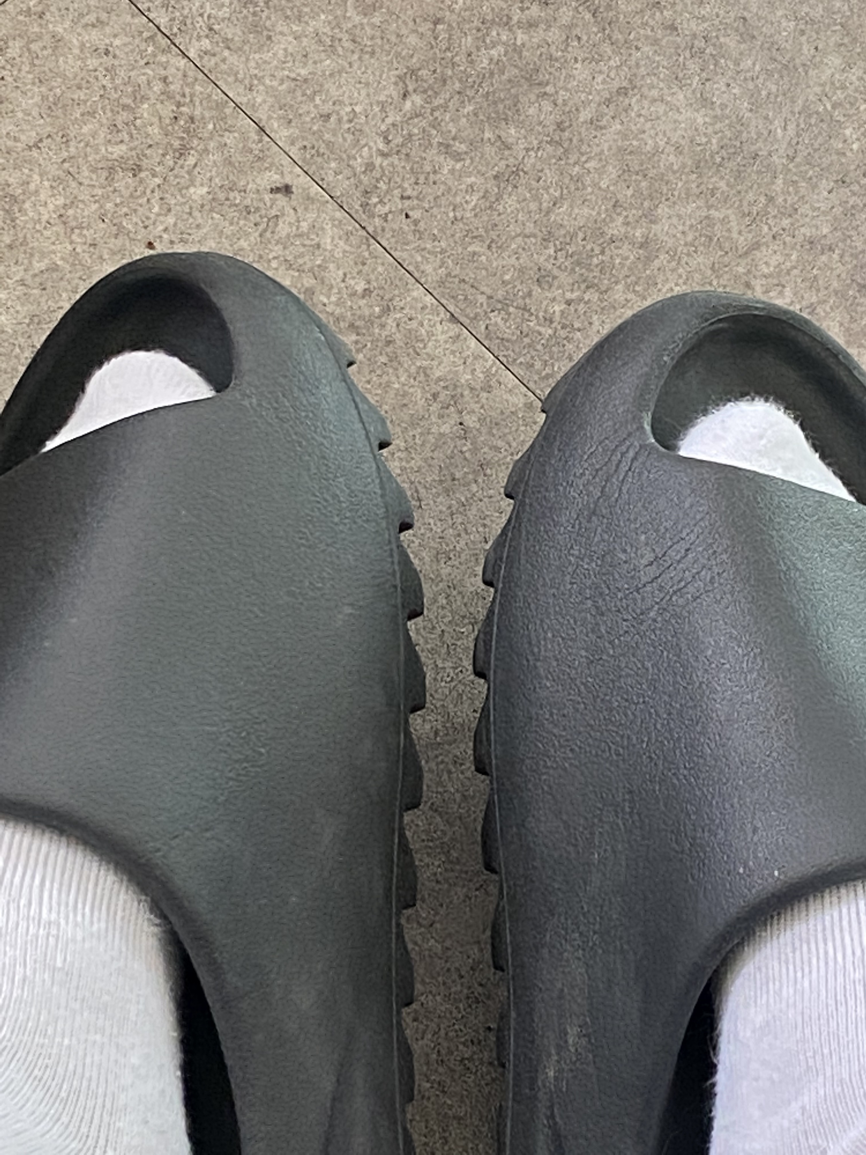 Adidas Yeezy Slide Onyx 착용 스타일