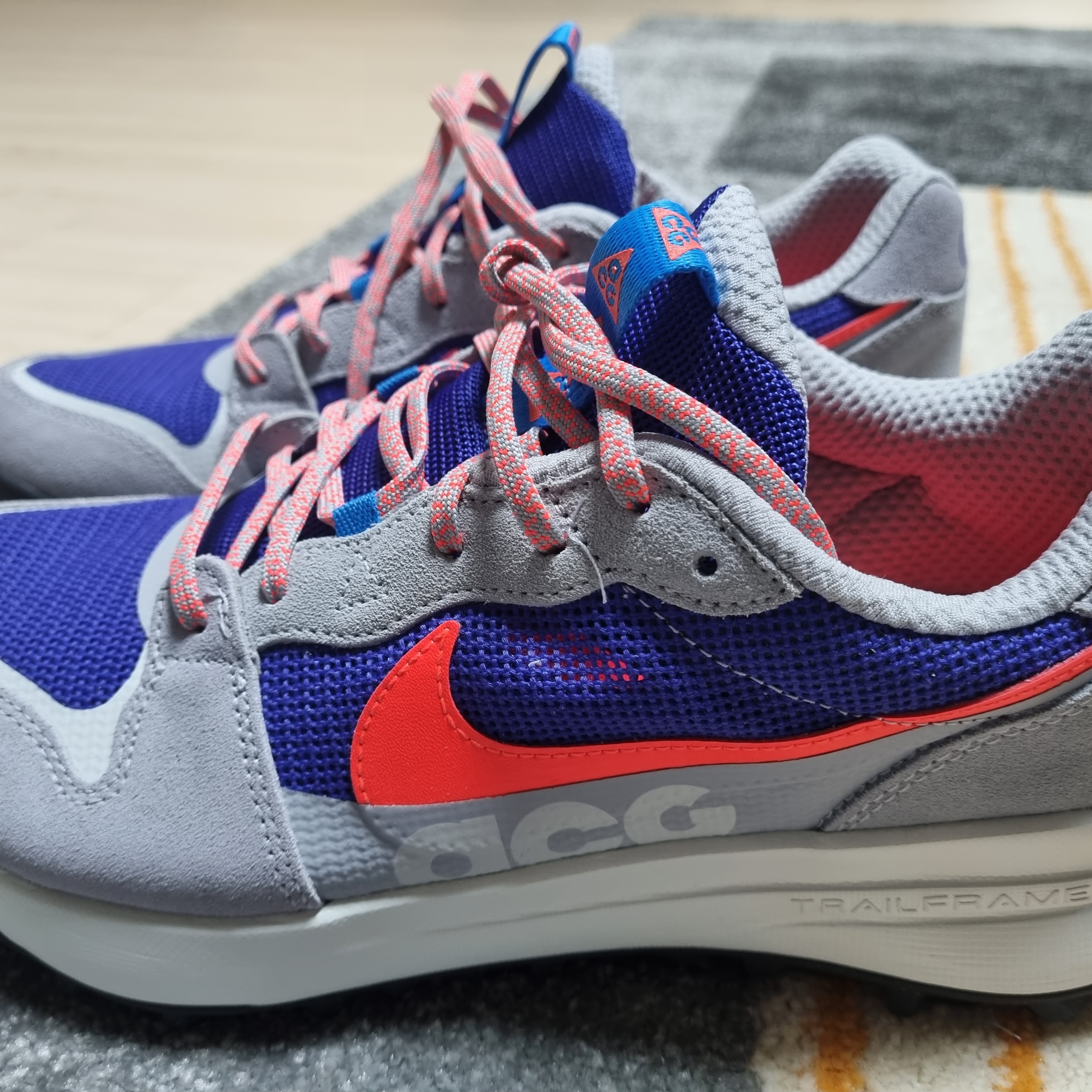 Nike ACG Lowcate Wolf Grey and Bright Crimson 착용 스타일