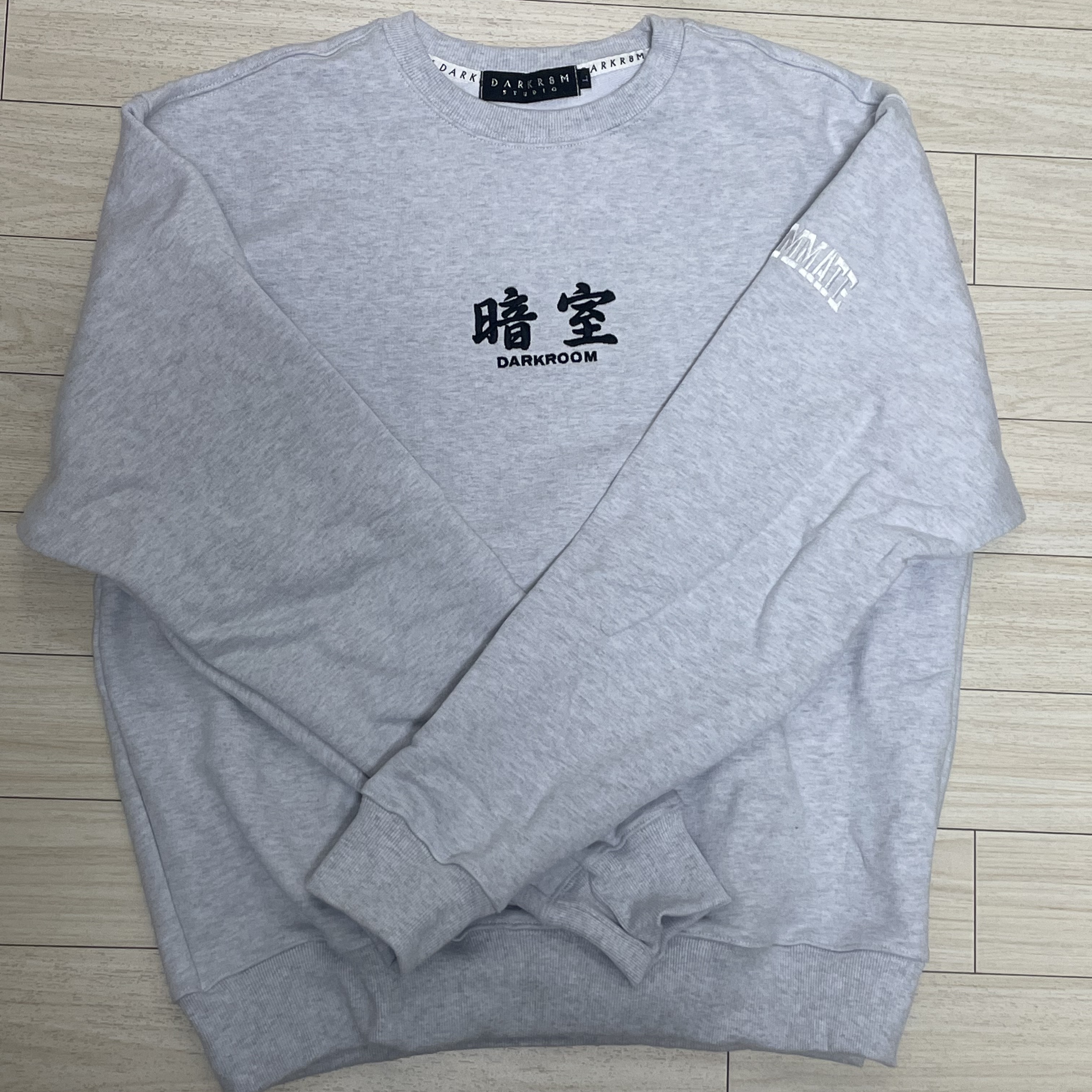 Darkr8m Studio Basic Logo Crewneck Sweatshirt Ash 착용 스타일 - 1