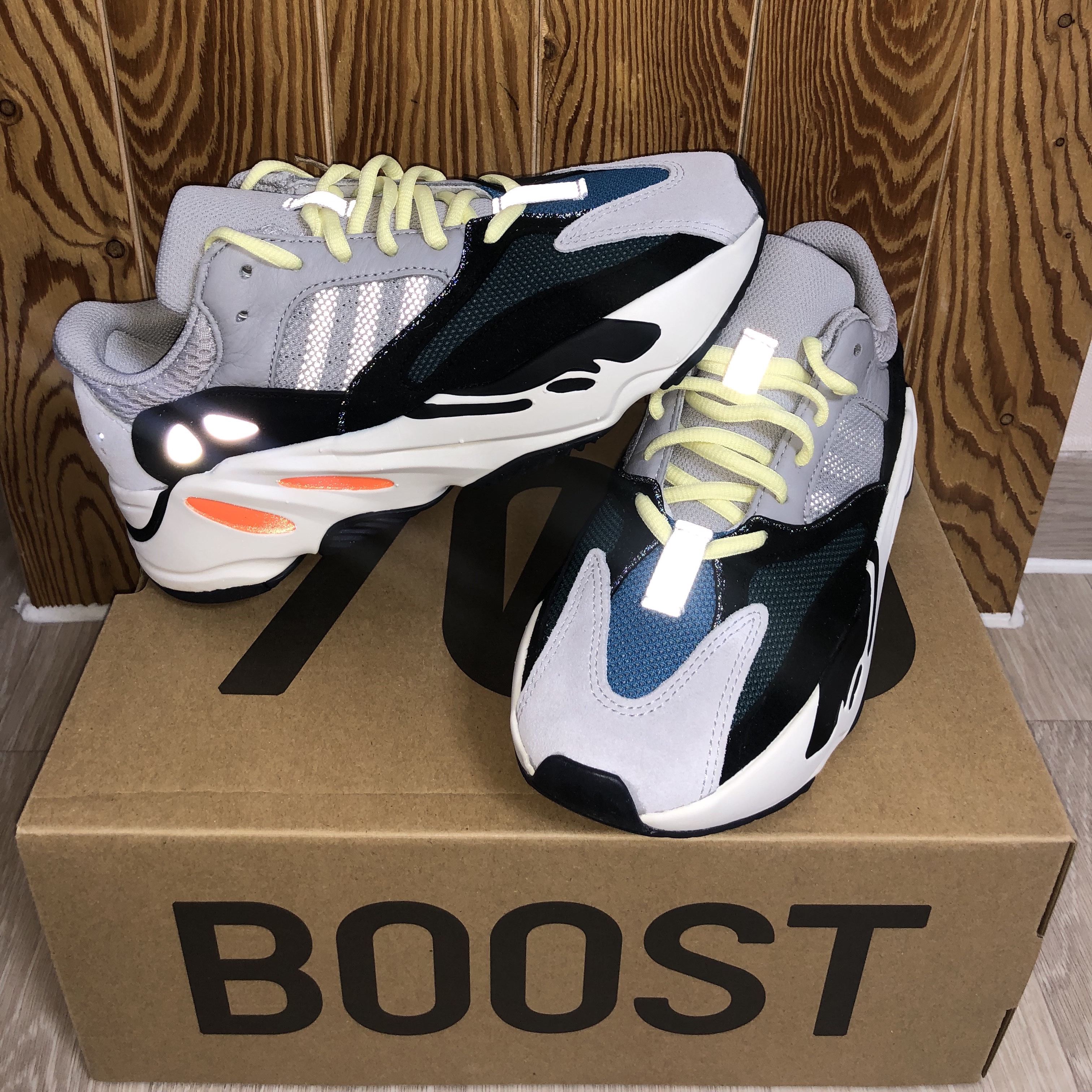 Adidas Yeezy Boost 700 Wave Runner Solid Grey 2021/2022 착용 스타일 - 2