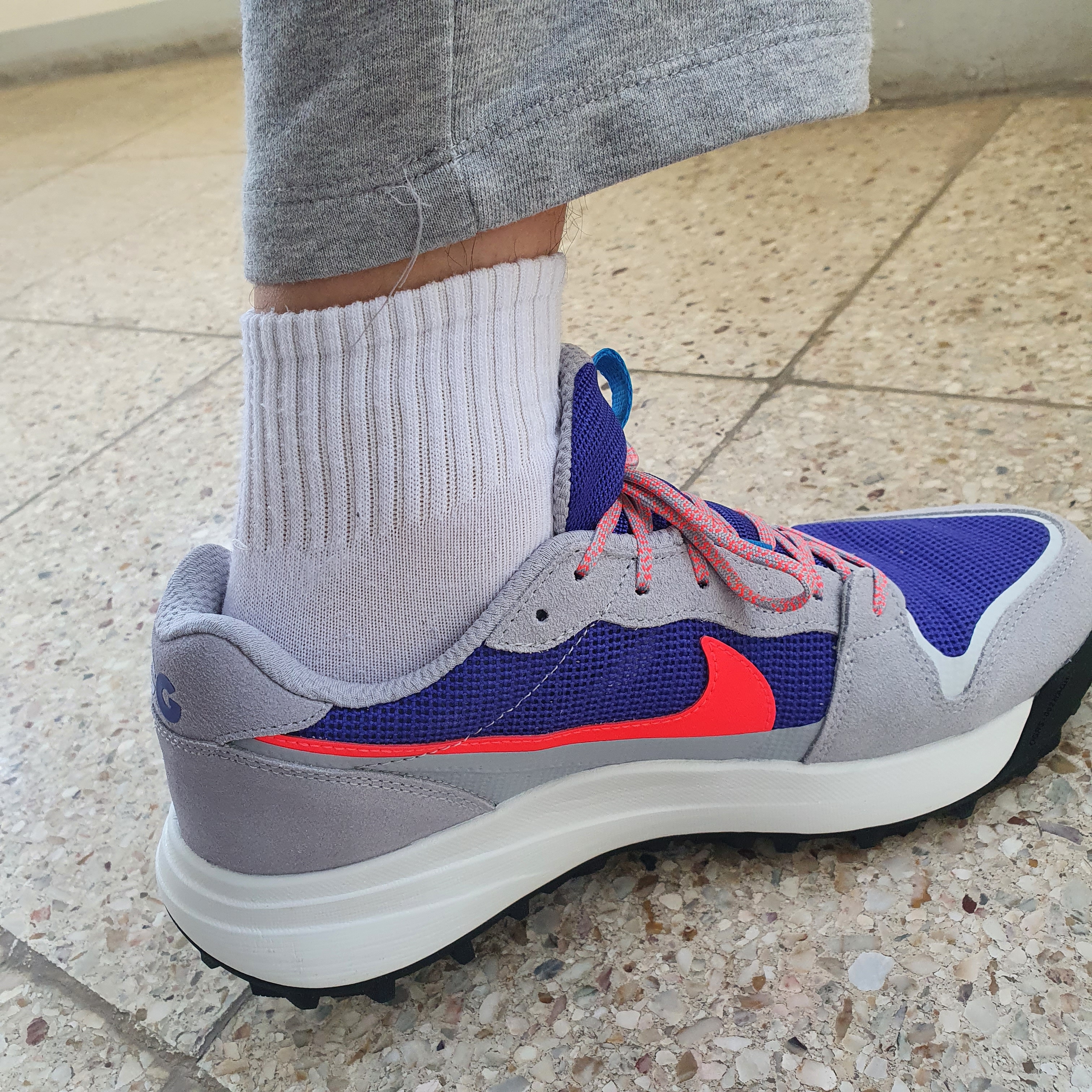 Nike ACG Lowcate Wolf Grey and Bright Crimson 착용 스타일