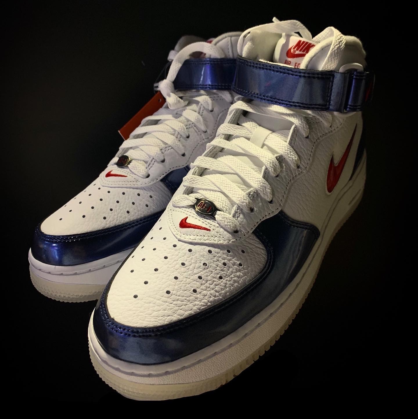 Nike Air Force 1 Mid QS University Red and Midnight Navy 착용 스타일 - 1