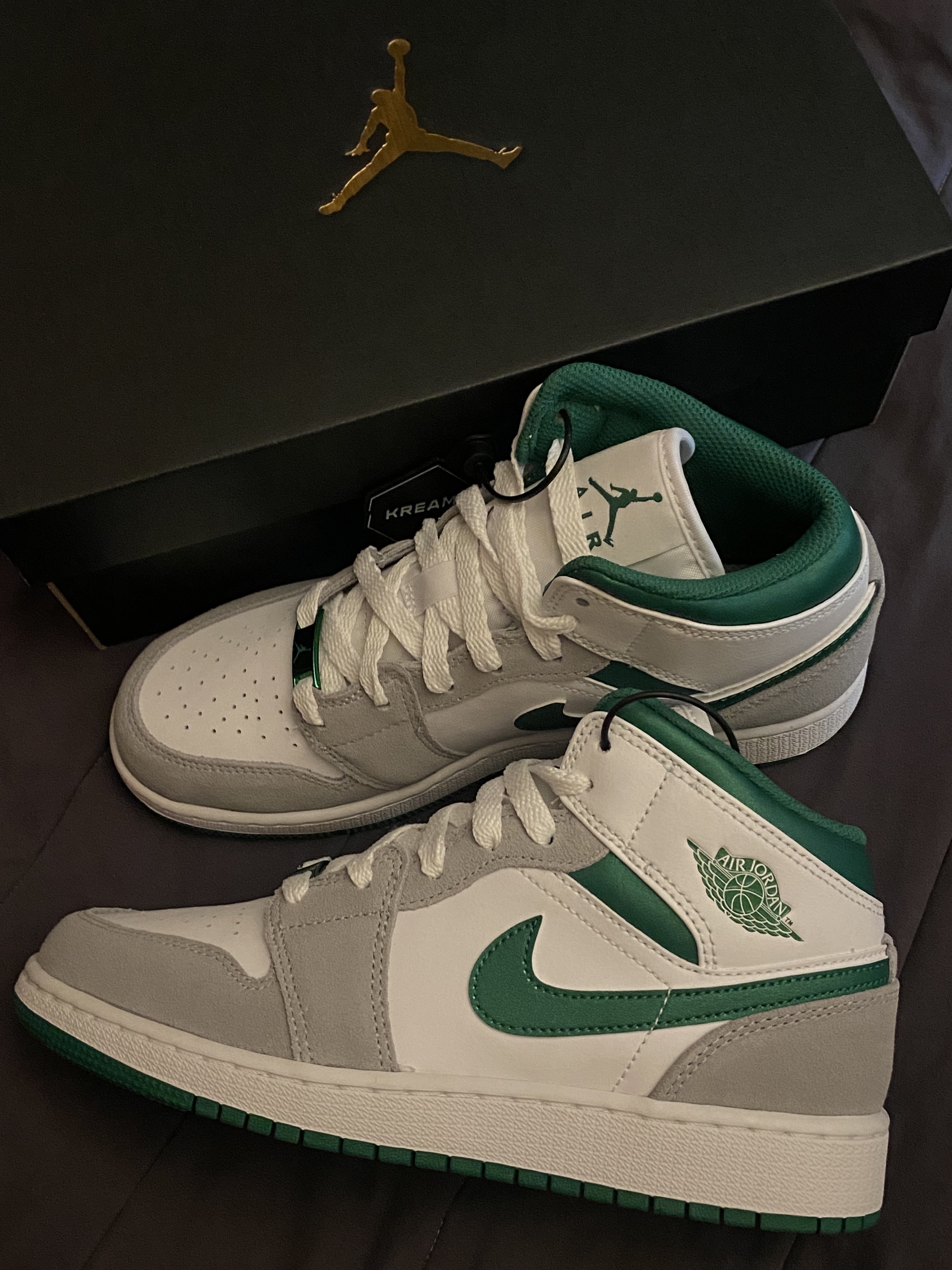(GS) Jordan 1 Mid SE Pine Green Light Smoke Grey 착용 스타일 - 1