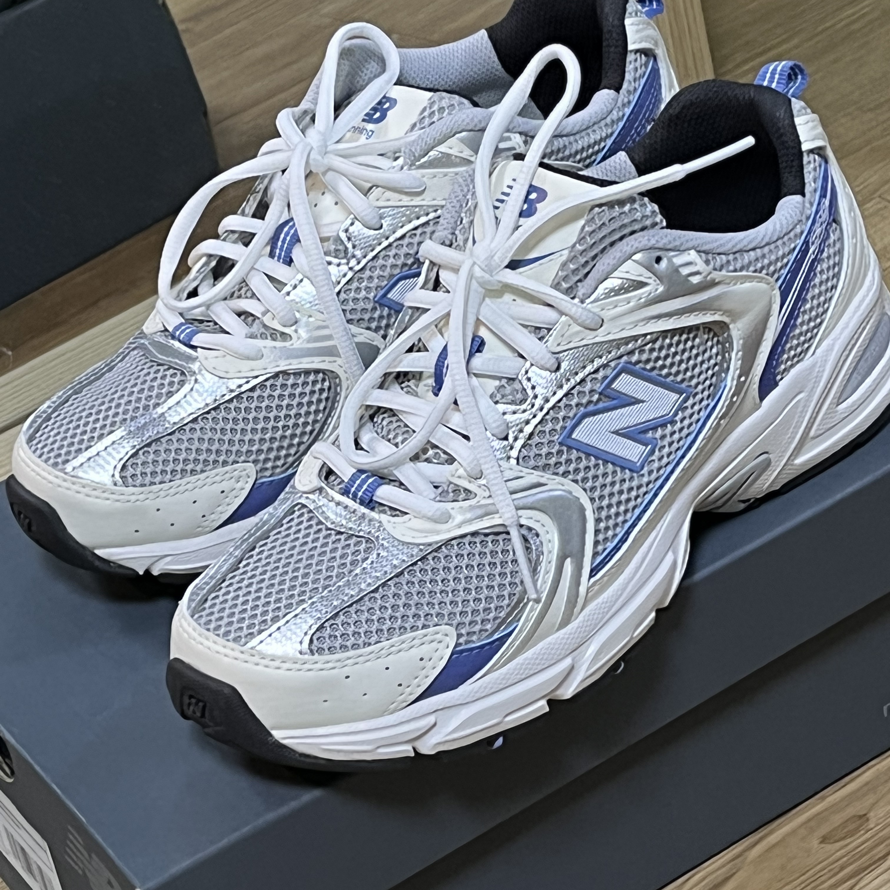 New Balance 530 Steel Blue 착용 스타일 - 2