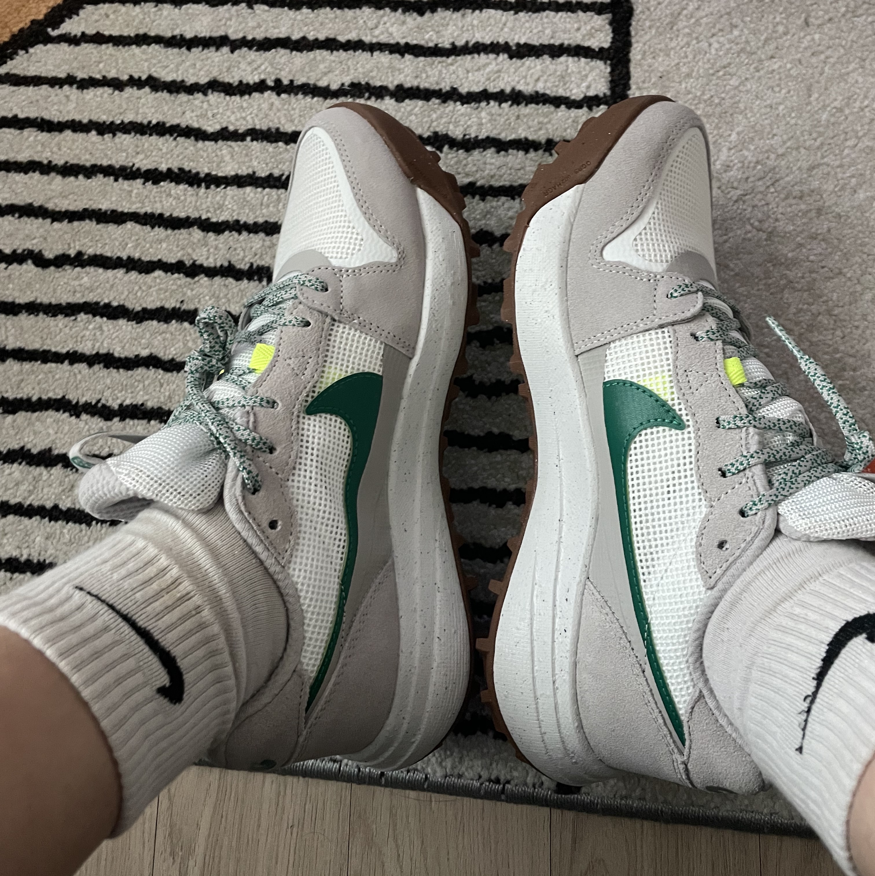 Nike ACG Lowcate Light Iron Ore 착용 스타일