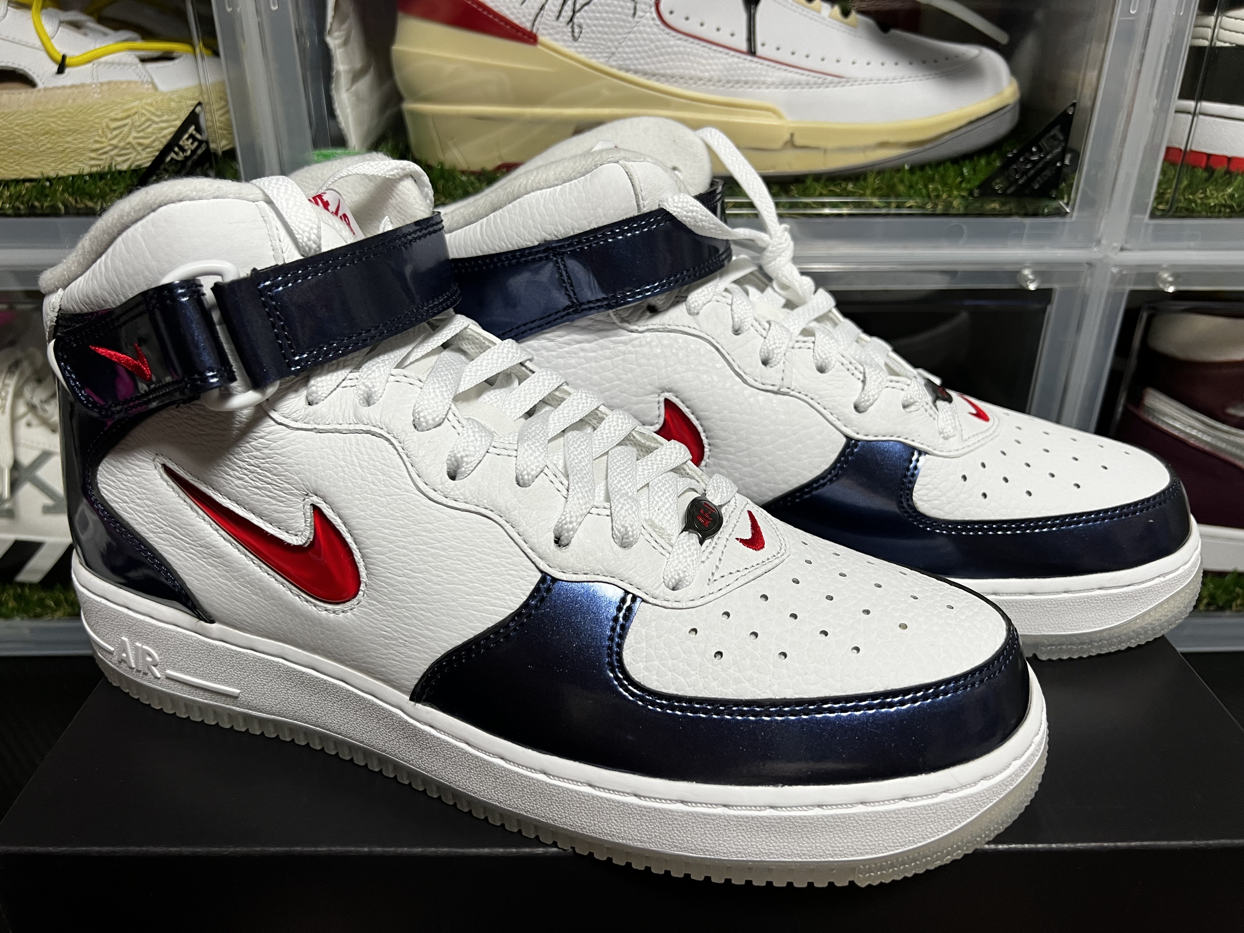 Nike Air Force 1 Mid QS University Red and Midnight Navy 착용 스타일 - 2
