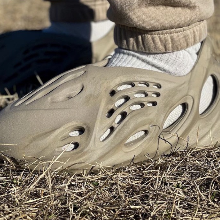 Adidas Yeezy Foam RNNR Stone Sage 착용 스타일 - 2