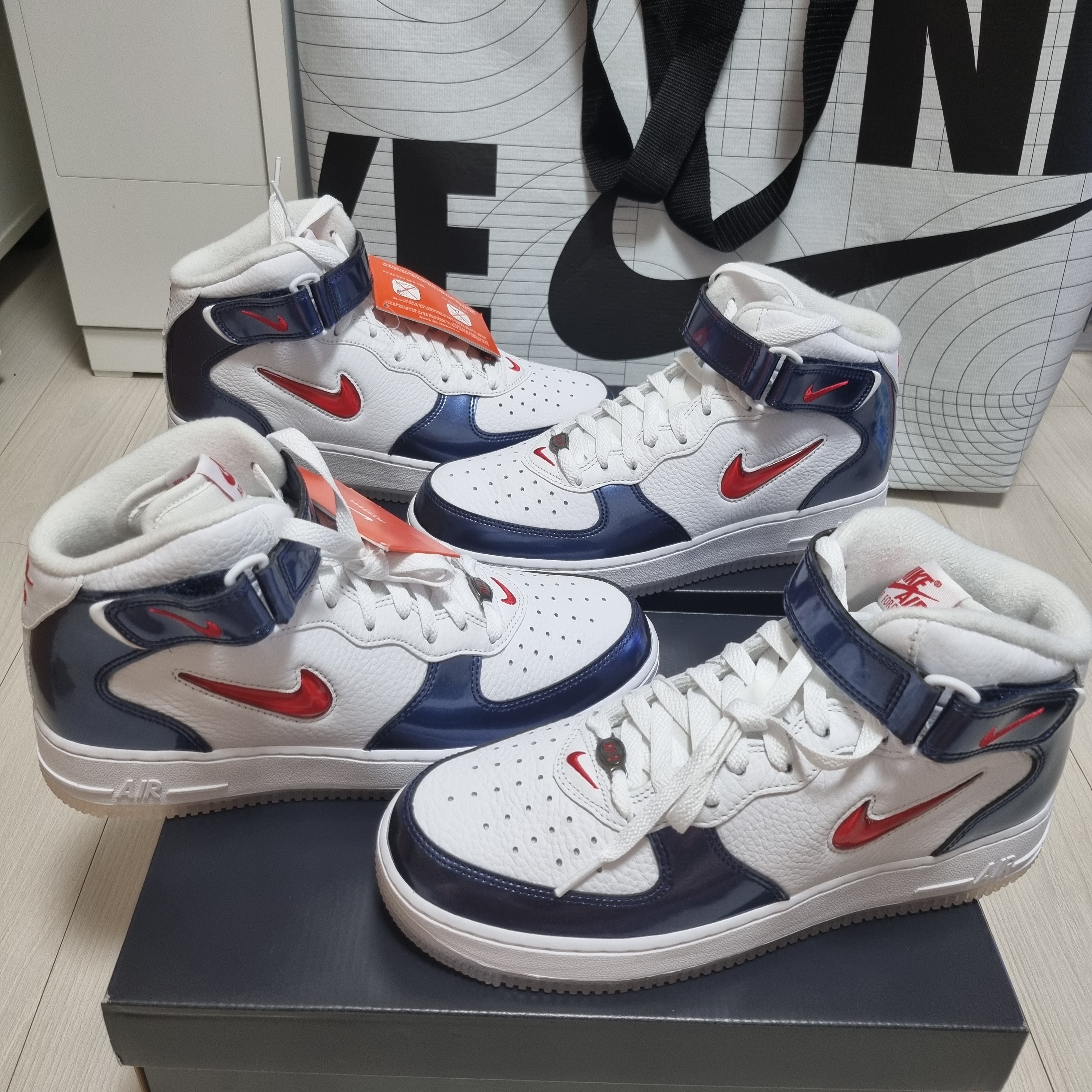 Nike Air Force 1 Mid QS University Red and Midnight Navy, New Balance 5740 White Multicolor 착용 스타일 - 1