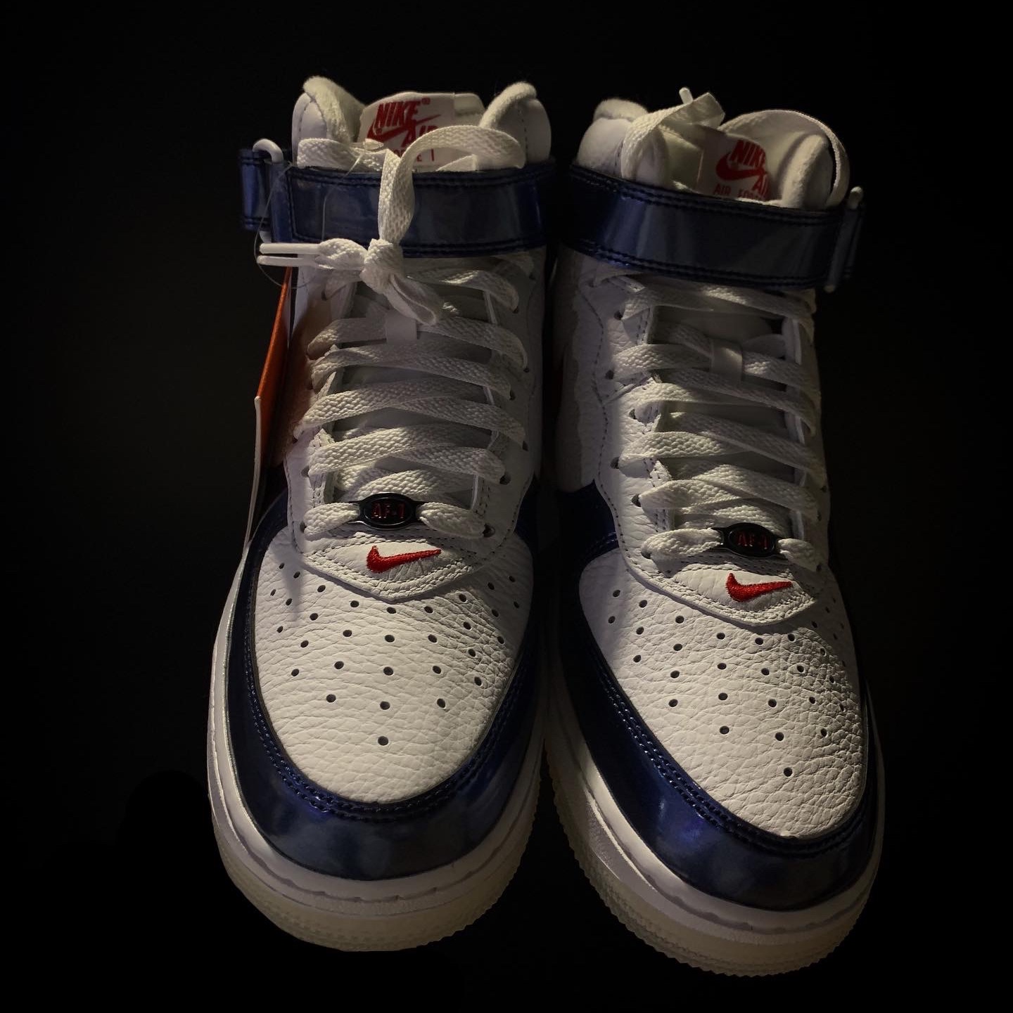 Nike Air Force 1 Mid QS University Red and Midnight Navy 착용 스타일 - 2