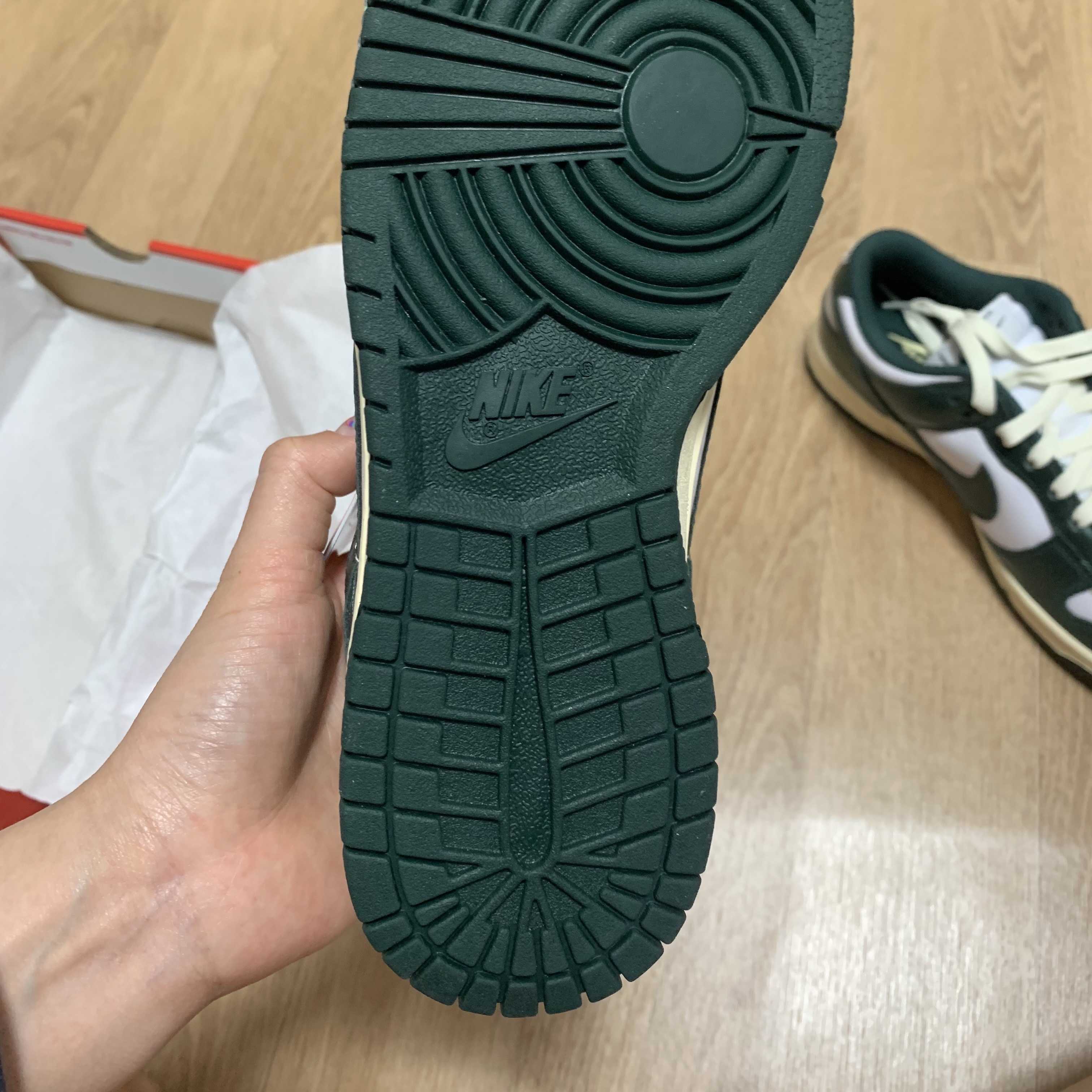 (W) Nike Dunk Low Vintage Green 착용 스타일 - 2